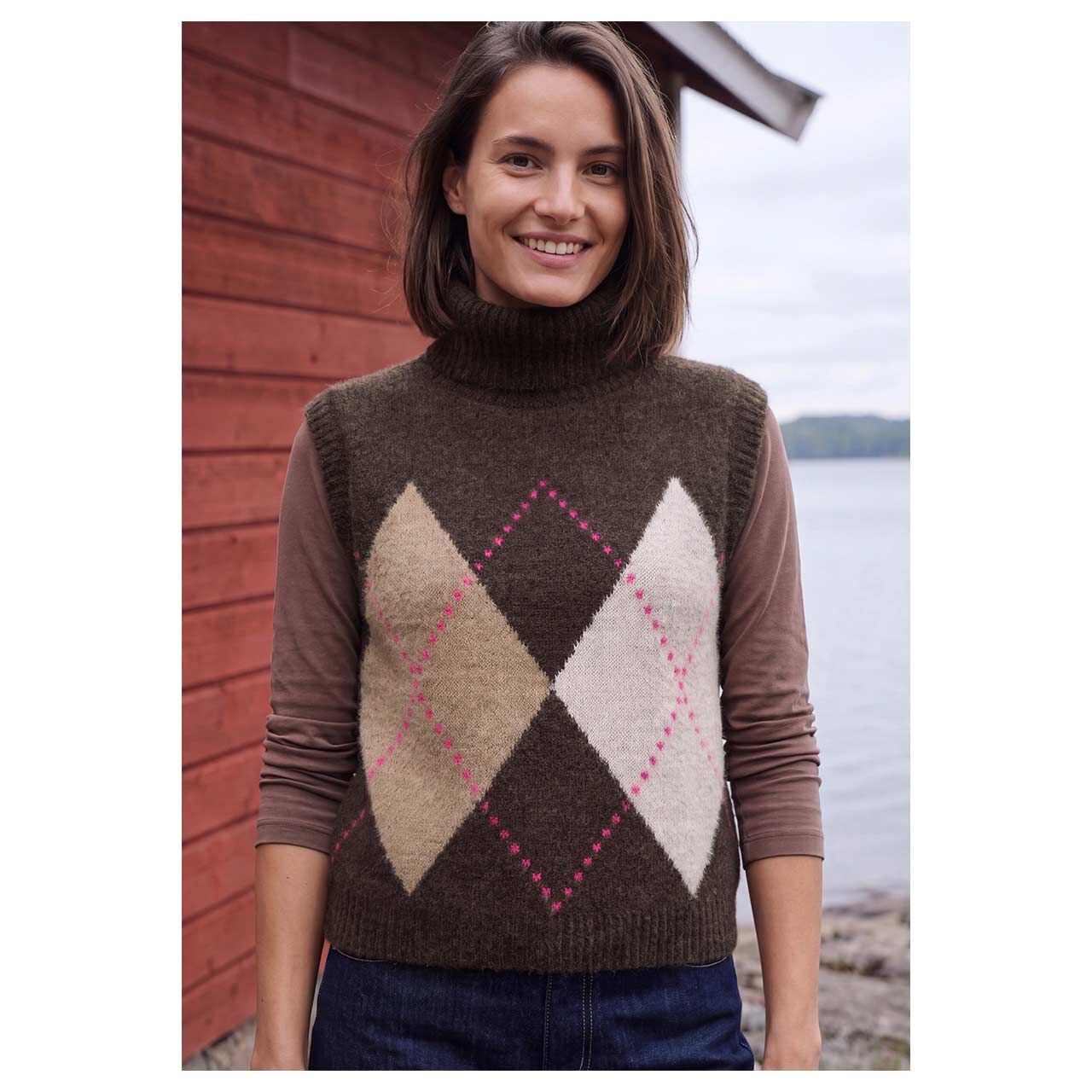 Damen Rollkragen Pullunder Featheryarn Argyle von Cecil in Dunkelbraun mit Print, Detailansicht vorne am Model