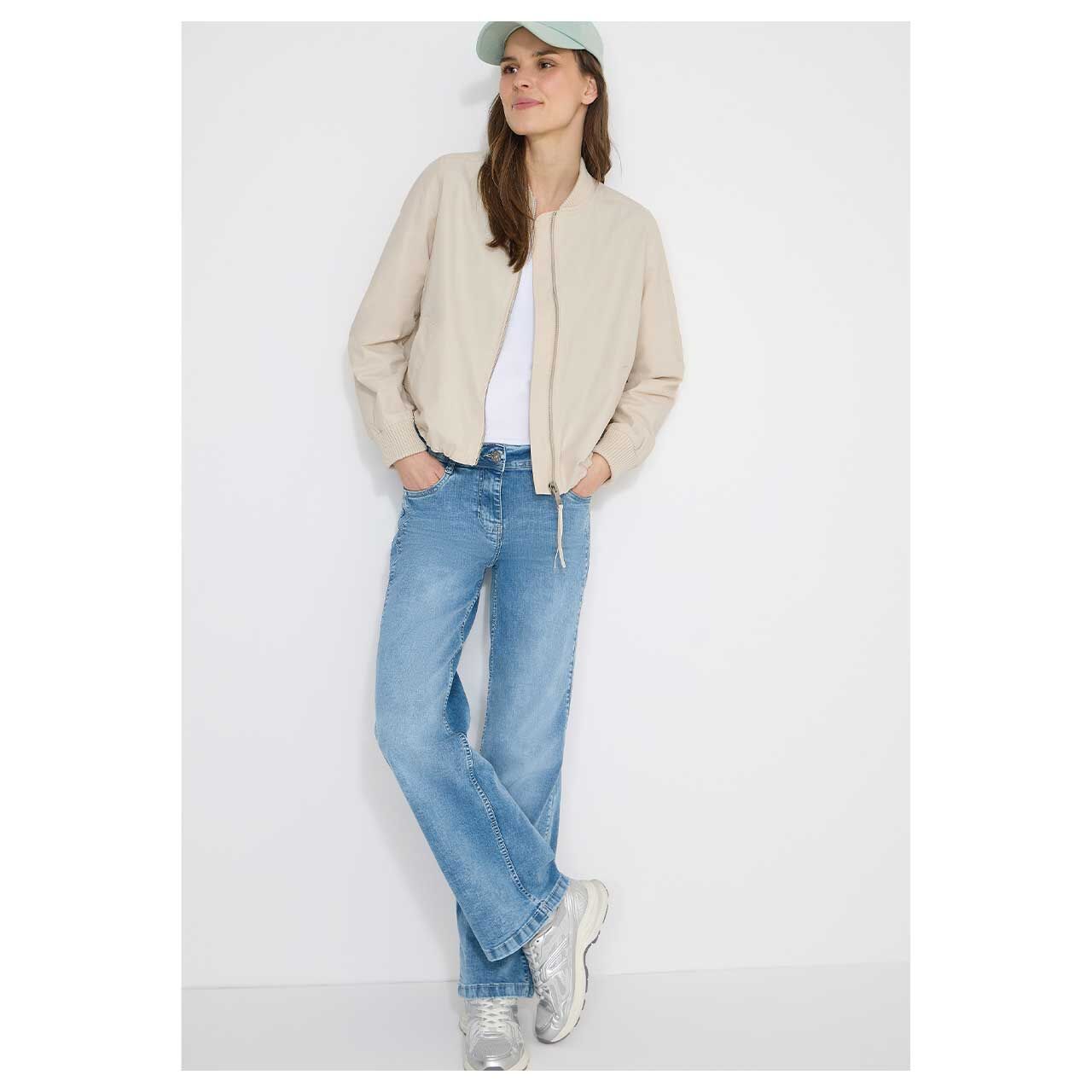 Damen Jacke Light Blouson von Cecil in Hellbeige, Ganzkörperansicht am Model