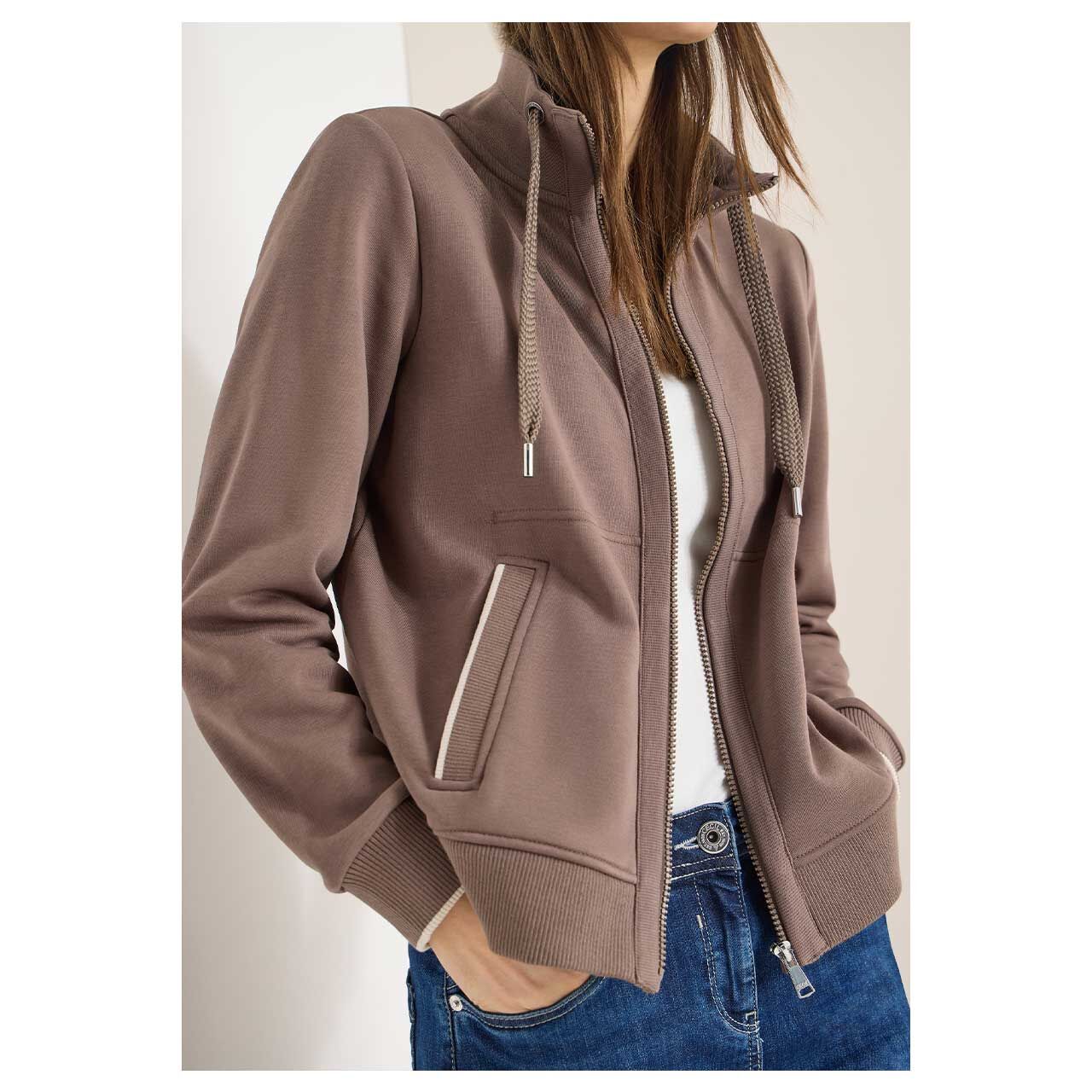 Damen Sweatjacke Welt Pockets von Cecil in Braun, detaillierte Vorderansicht am Model