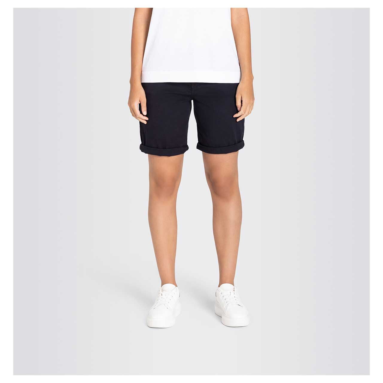 Vorderansicht des Modeltragebilds der Damen Jeanshose Shorty Summer Clean von MAC in Dunkelblau 
