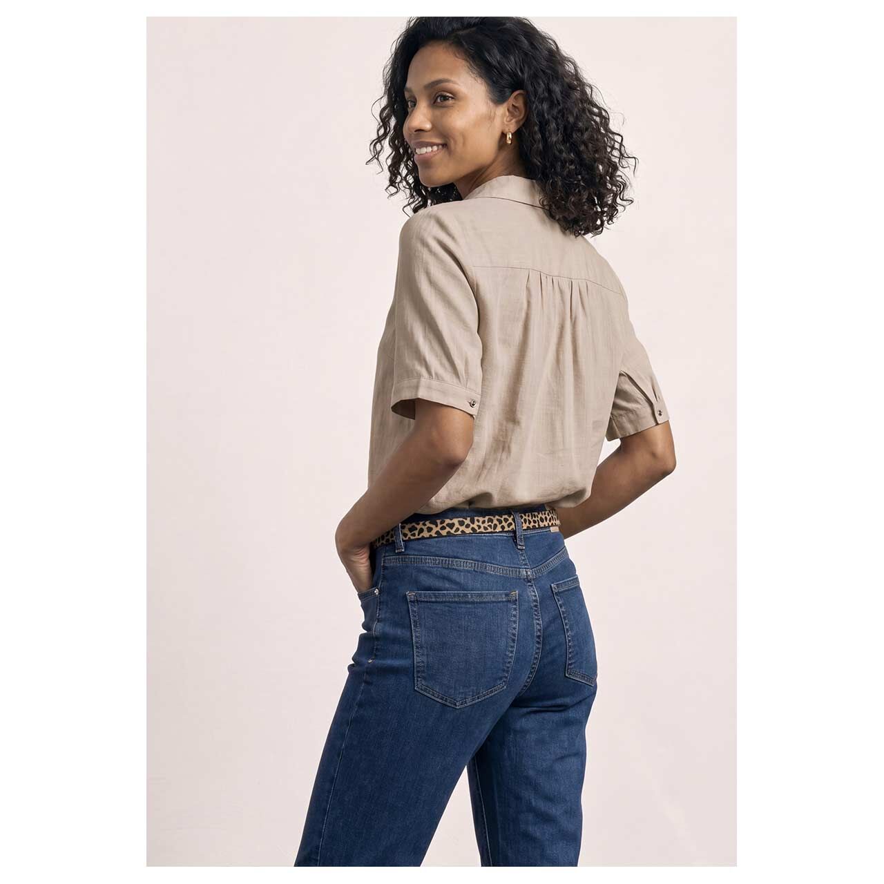 Damen Kurzarm Bluse Shirtcollar von Street One in Beige, Rückansicht am Model