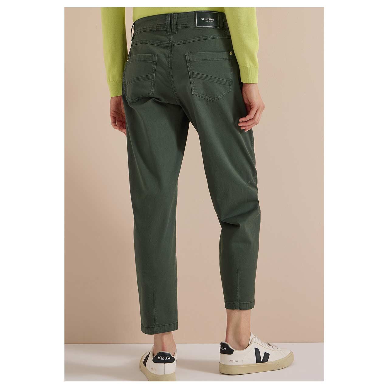 Damen Ankle Baumwollhose Scarlett Barrel von Cecil in der Olivgrün, Rückansicht am Model