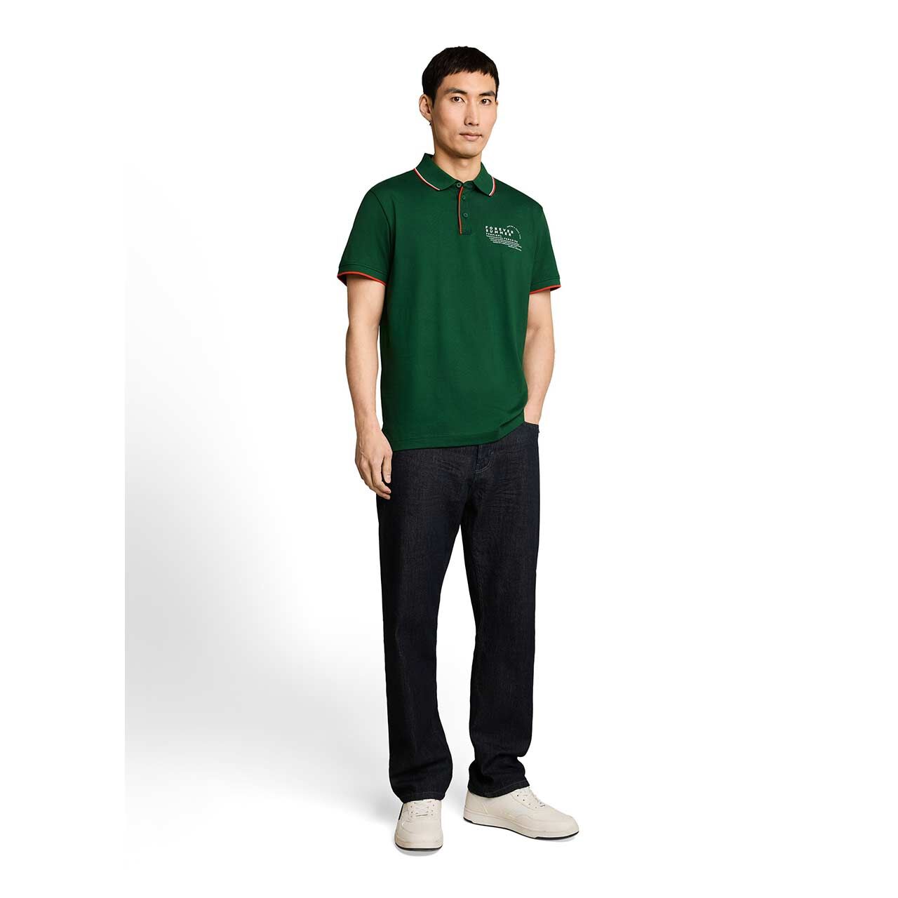 Herren Poloshirt von Tom Tailor in Grün mit Print, Ganzkörperansicht am Model