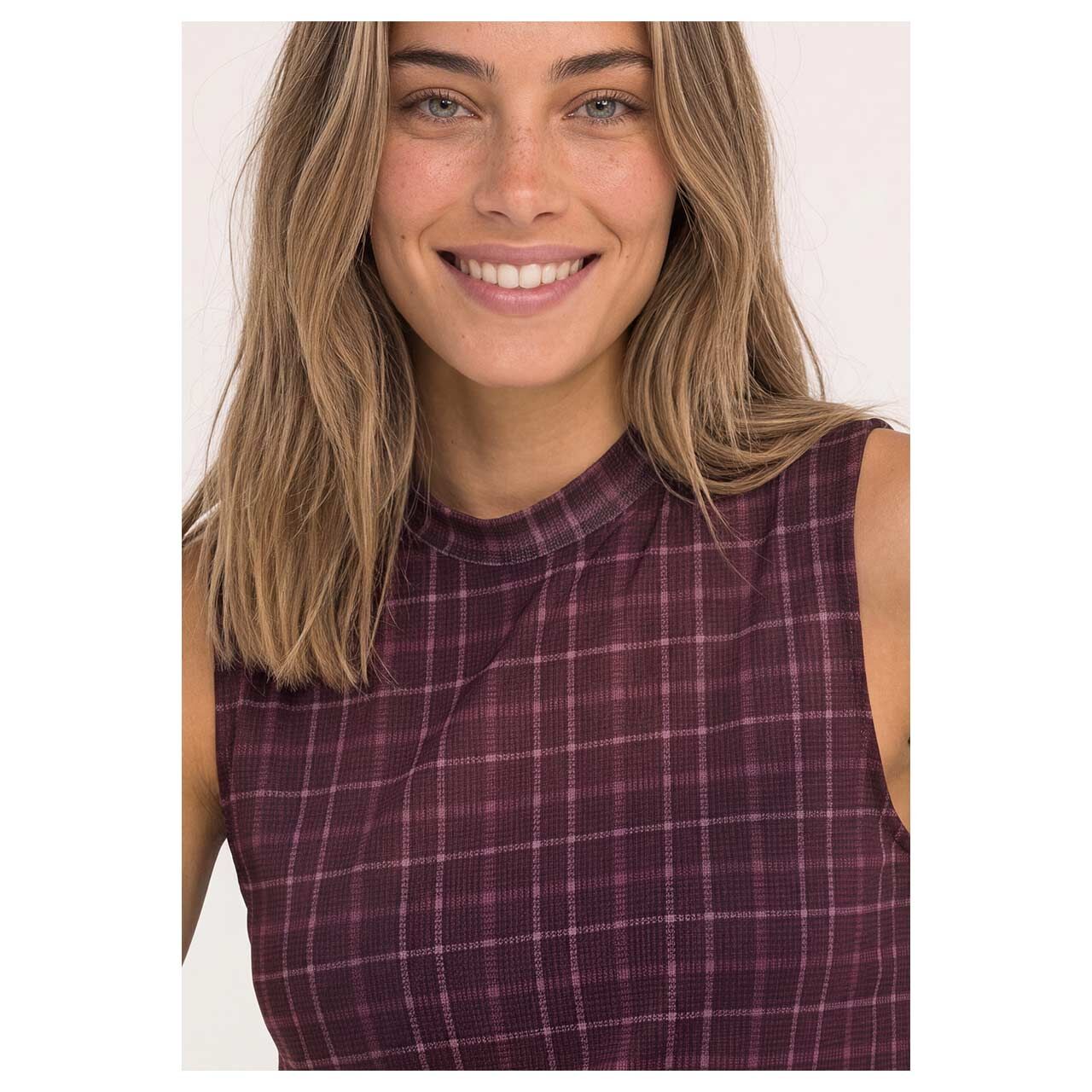 Damen Top Printed Turtle Neck Mesh von Street One in Lila mit Print, detaillierte Vorderansicht am Model