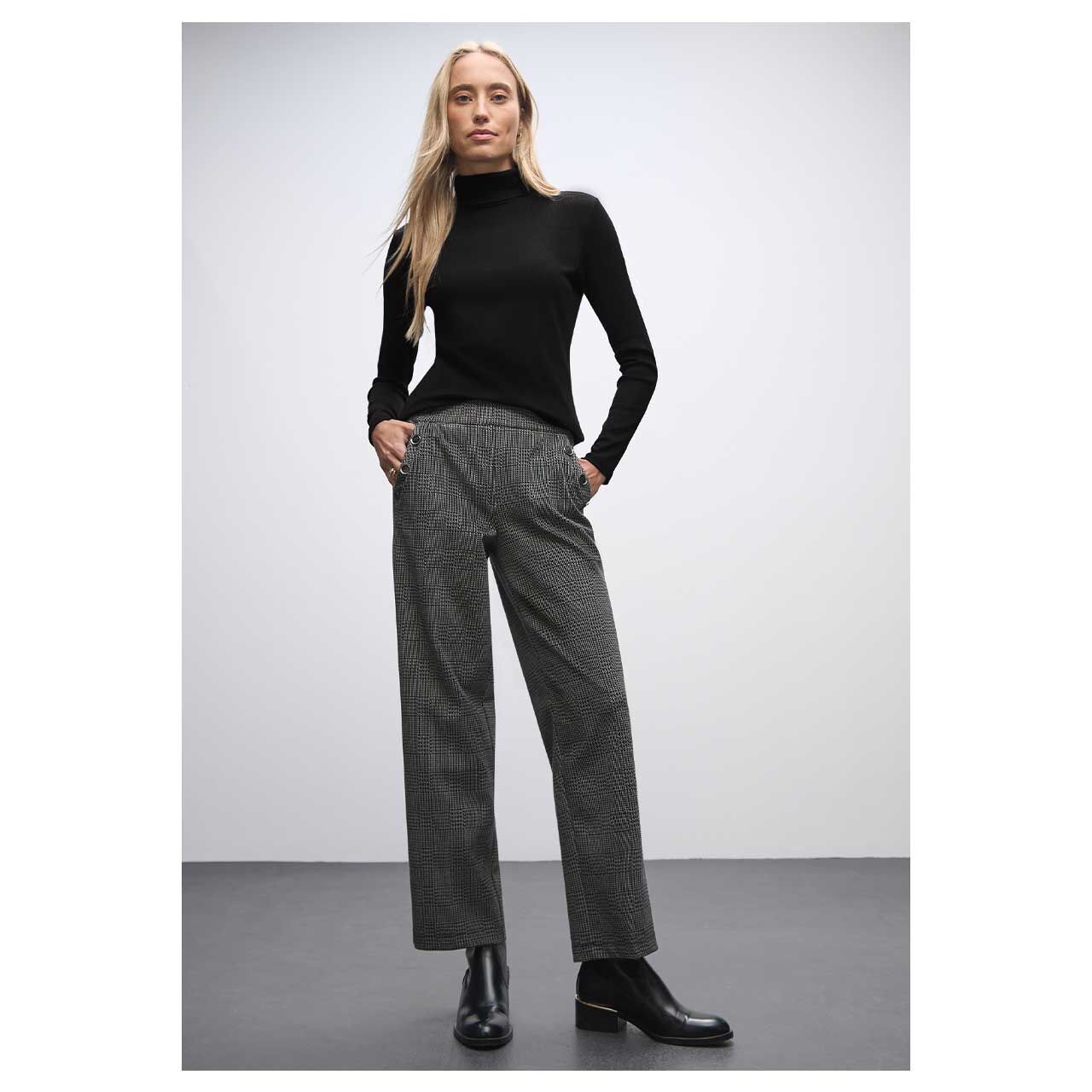 Damen Rollkragenshirt von Street One in Schwarz, Ganzkörperansicht am Model