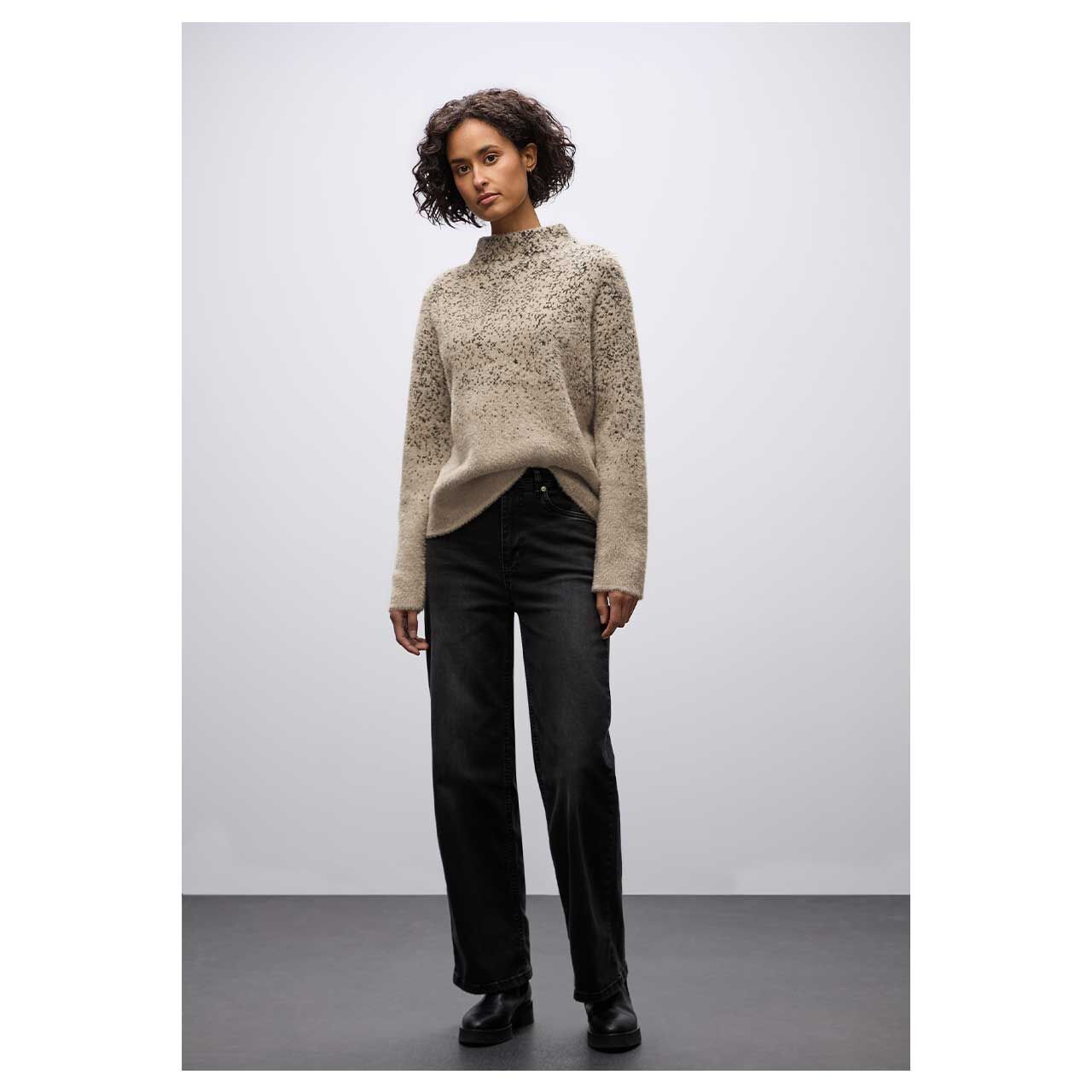 Damen Pullover Feather Yarn Jacquard von Street One in Beige mit Print, Ganzkörperansicht am Model