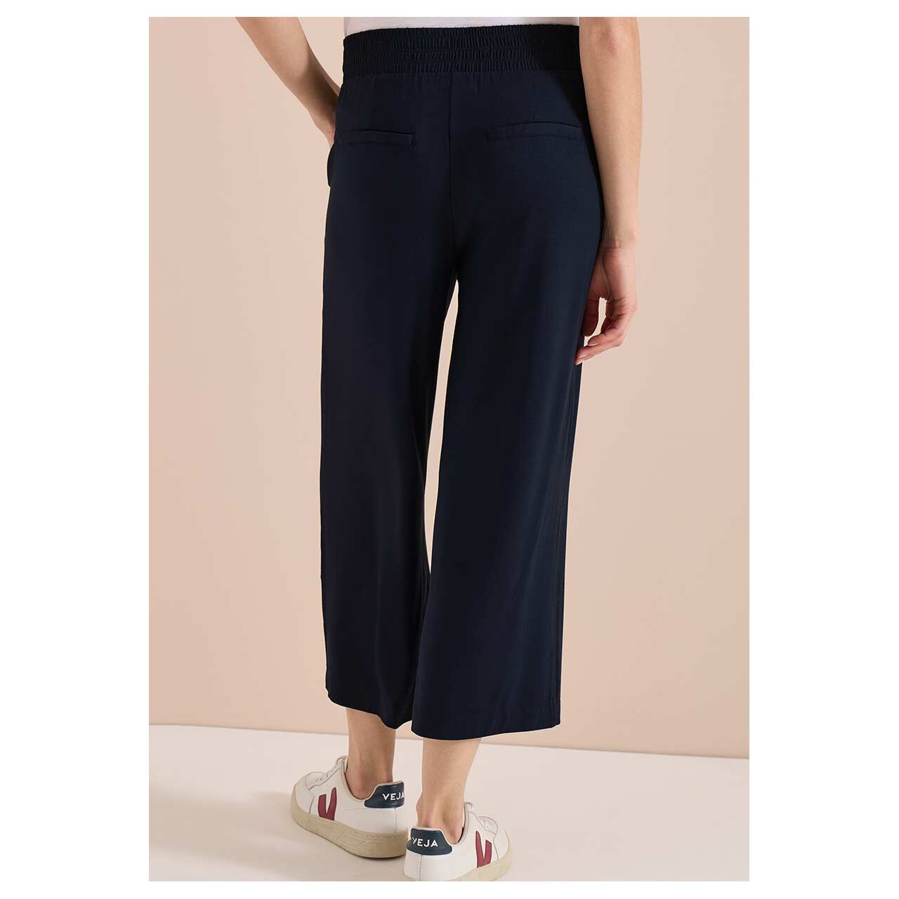 Damen 3/4 Hose Neele Basic Jersey von Cecil in Dunkelblau, Rückansicht am Model