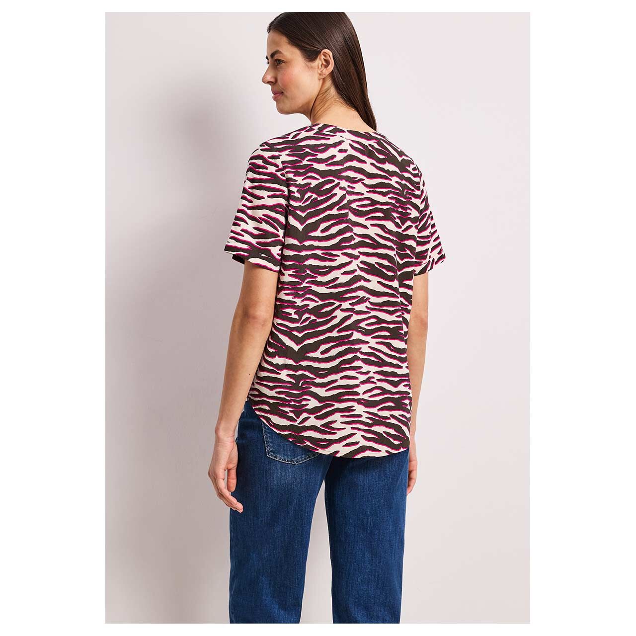 Damen Kurzarm Bluse Splitneck Turn-Up von Street One in Rosa mit Print, Rückansicht am Model