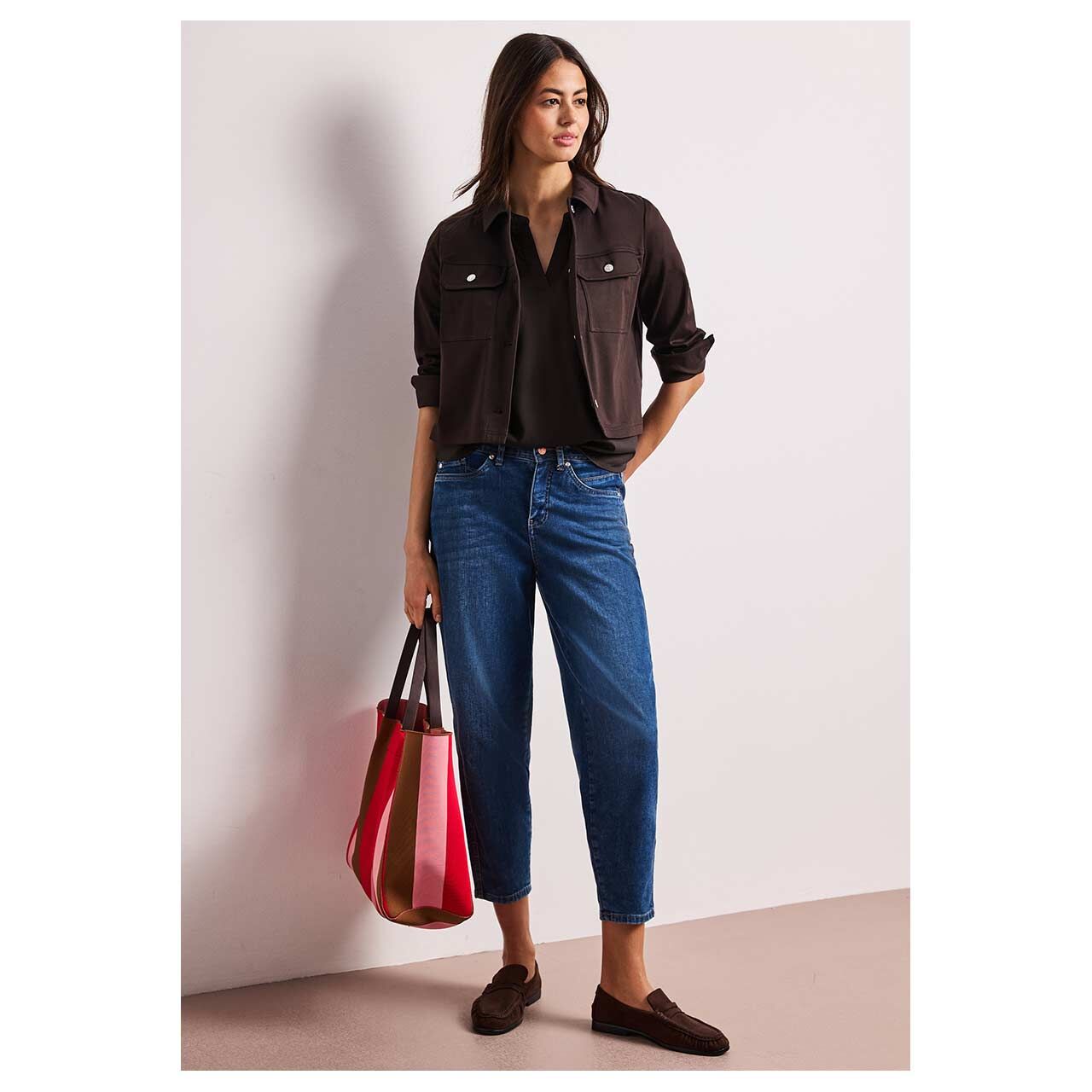 Damen Kurzarm Bluse Splitneck Turn-Up von Street One in Dunkelbraun, Ganzkörperansicht