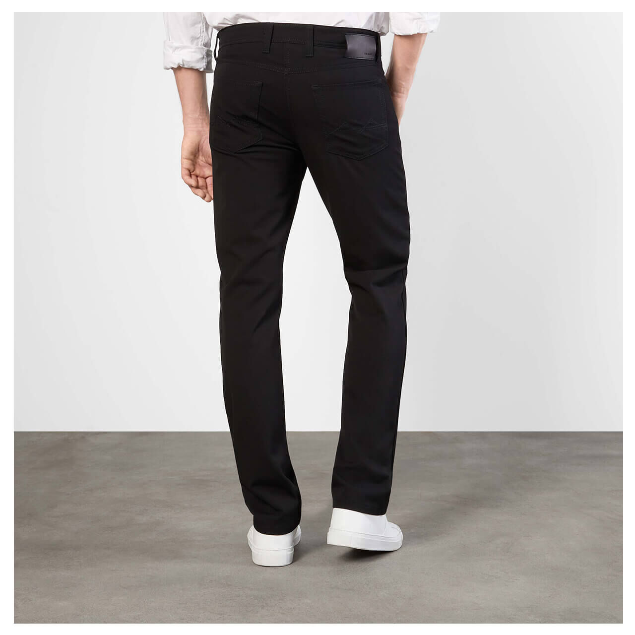 mac-arne-carboniumhose-black-modelhinten Stretch Herren Carboniumhose Arne von MAC in Schwarz, Rückansicht