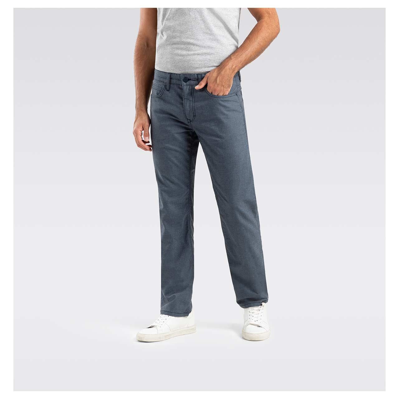 Stretch Herren Baumwollhose Arne von MAC in Dunkelblau, Vorderansicht am Model