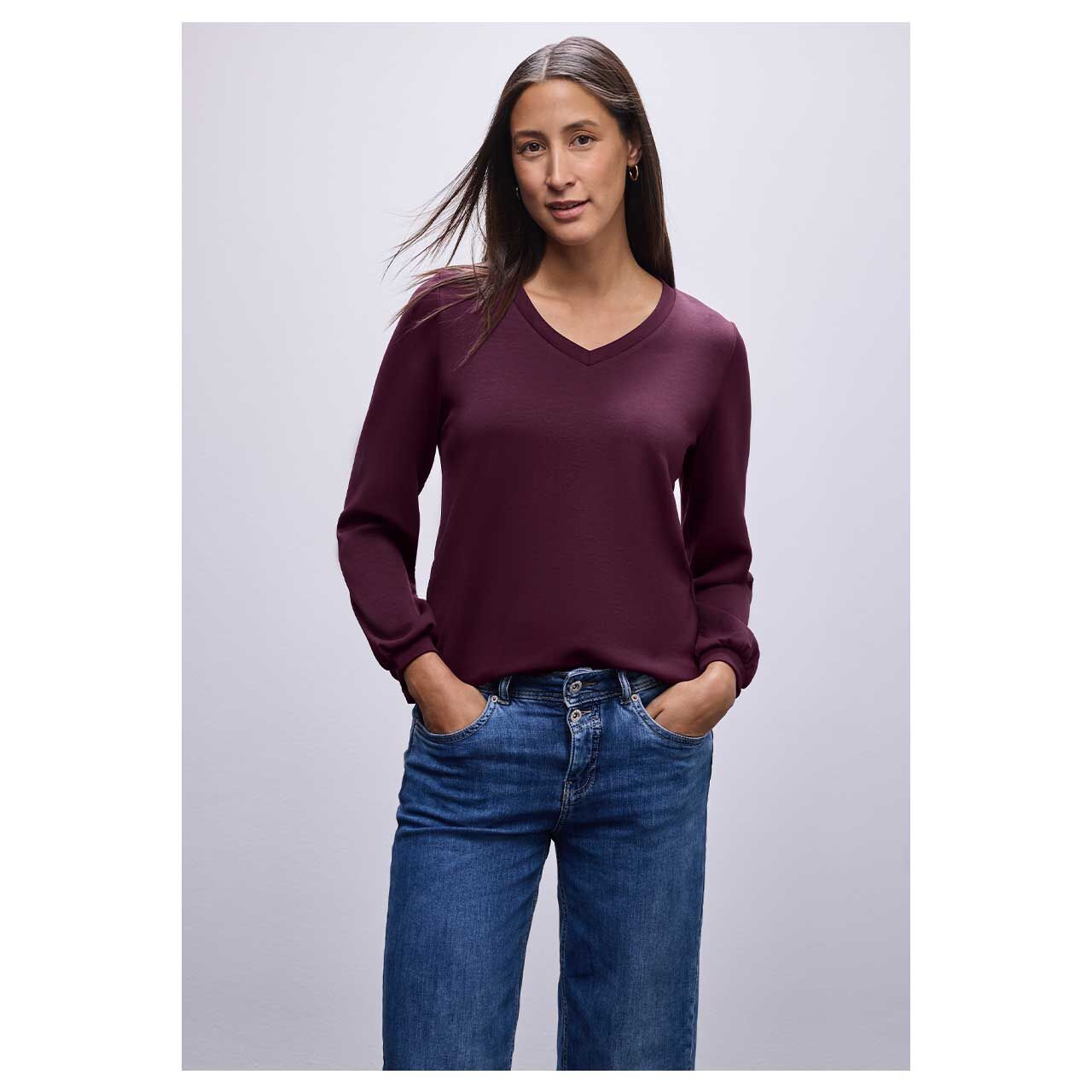 Damen Langarm Shirt Silk Look von Street One in Weinrot, Rückansicht am Model