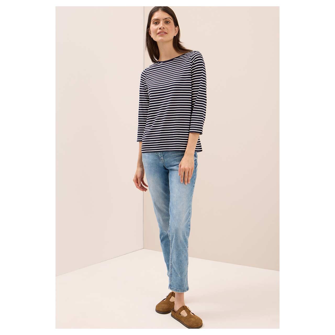 Damen 3/4 Arm Shirt Basic Stripe Boatneck von Cecil in Dunkelblau gestreift, Ganzkörperansicht am Model