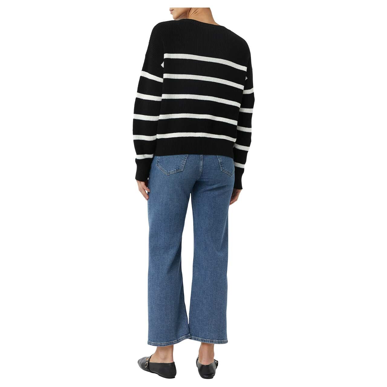 Weitaufnahme Model, Rückansicht des Damen Pullovers von s.Oliver in Schwarz gestreift