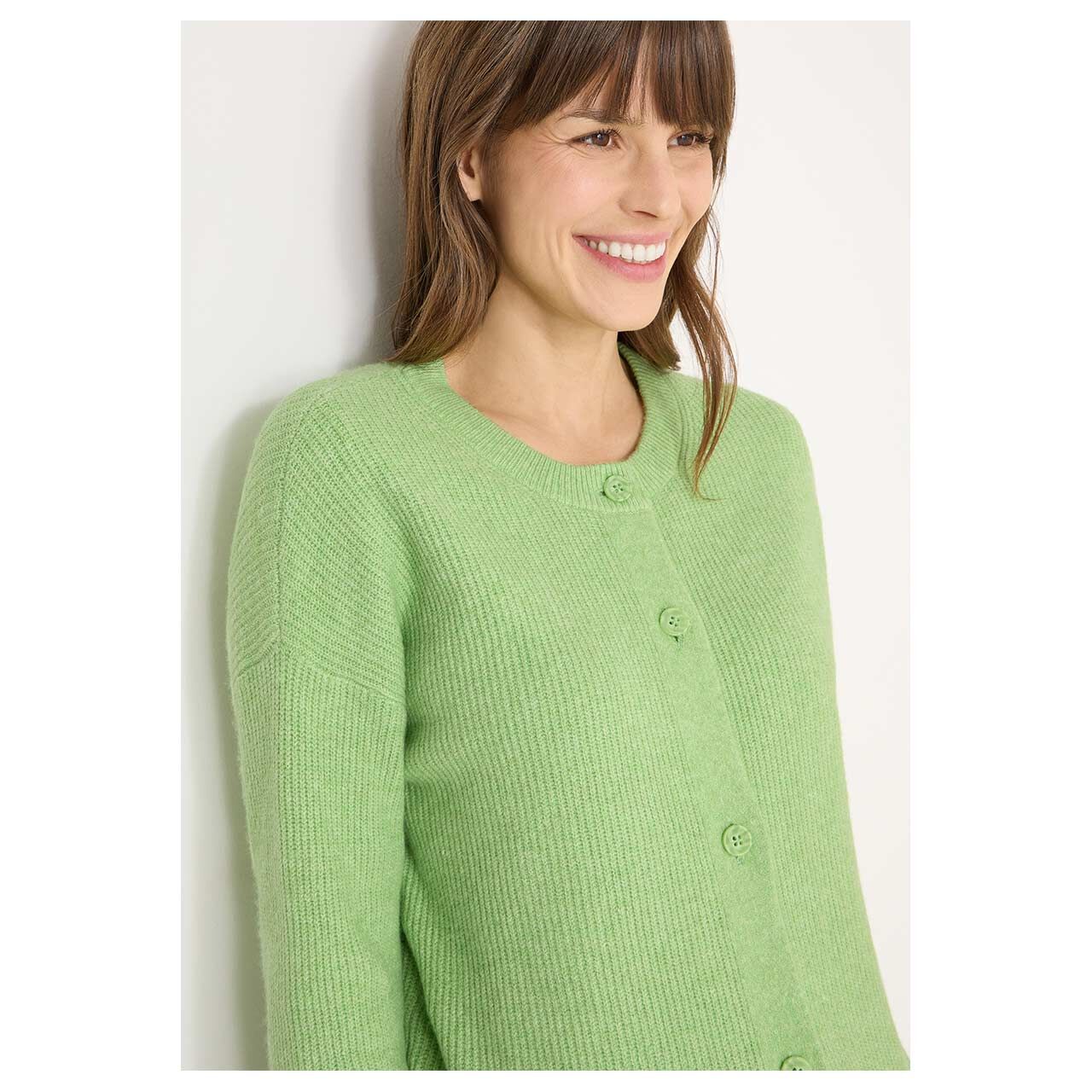 Damen Strickjacke Short Cardigan von Cecil in Grün meliert, detaillierte Vorderansicht am Model