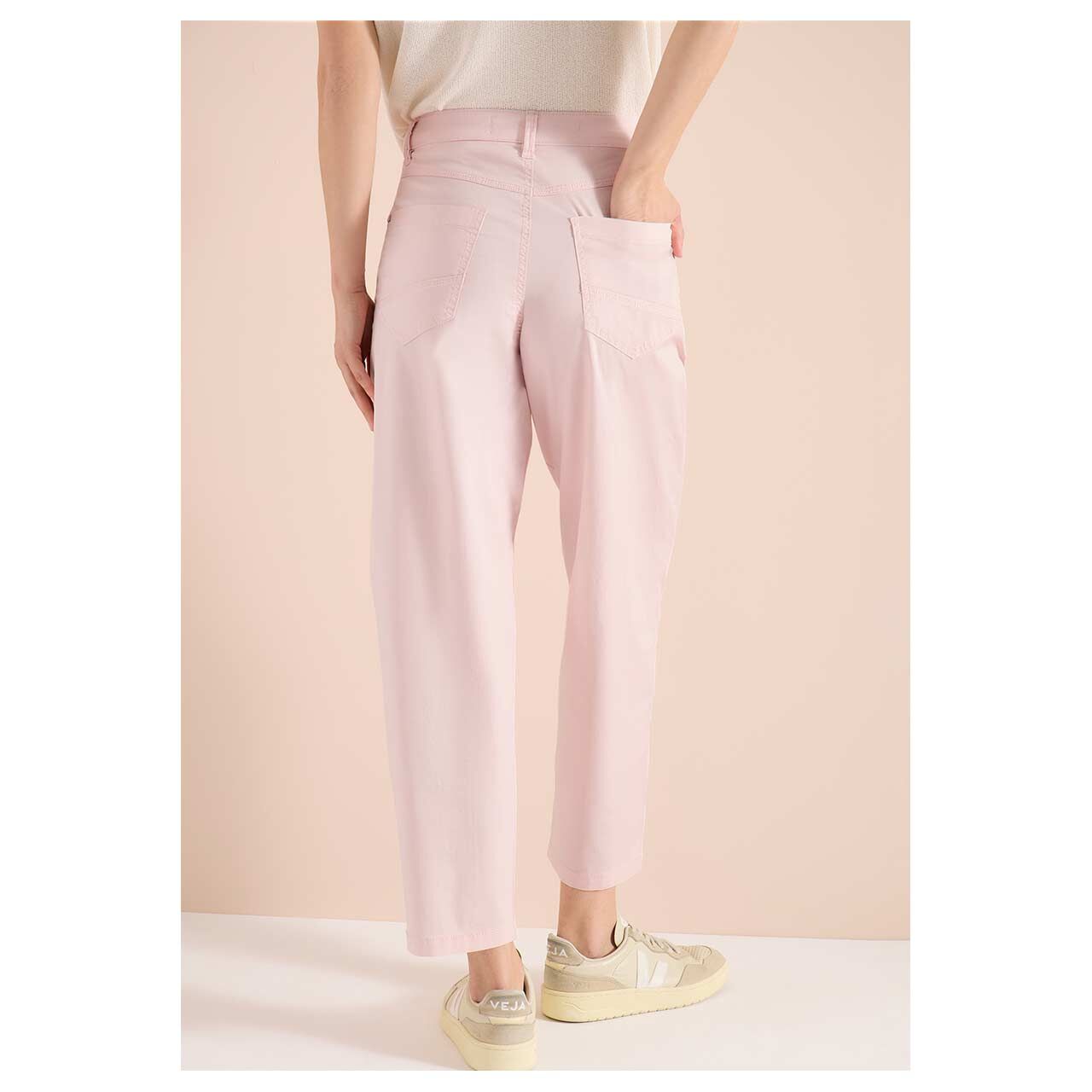 Damen Ankle Baumwollhose Scarlett Barrel von Cecil in der Rosa, Rückansicht am Model