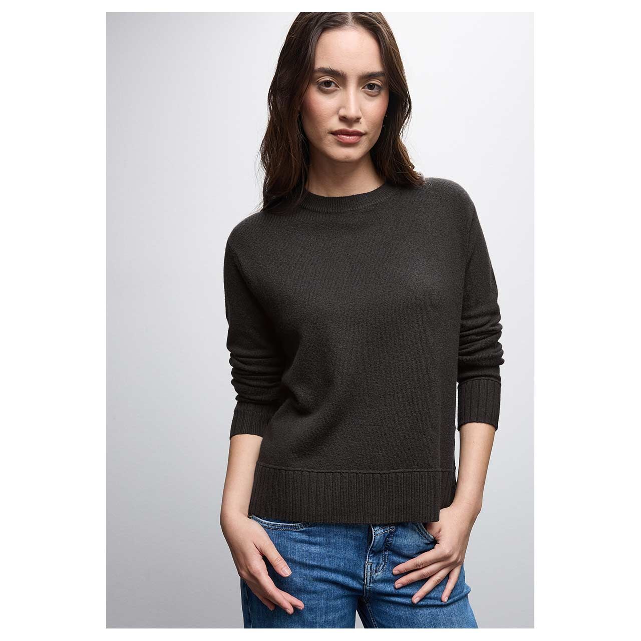 Damen Pullover Round Neck Sweater von Street One in Dunkelbraun, Vorderansicht am Model