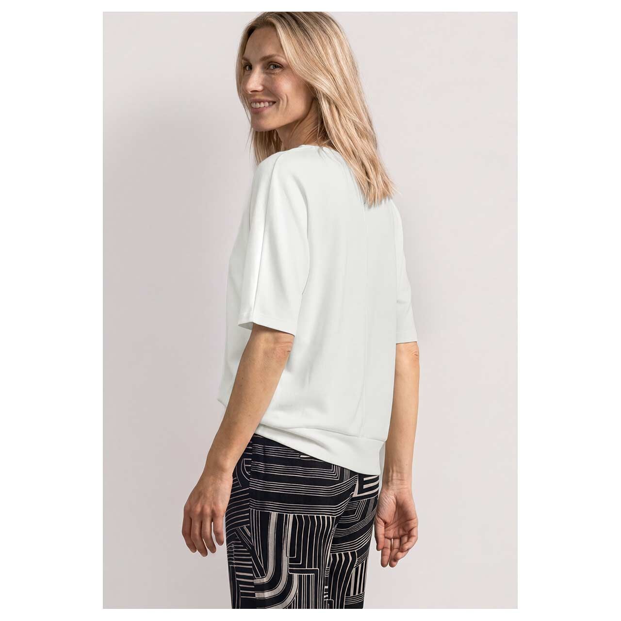 Damen T-Shirt Basic Bottom Cuff von Street One in Cremeweiß, Rückansicht am Model