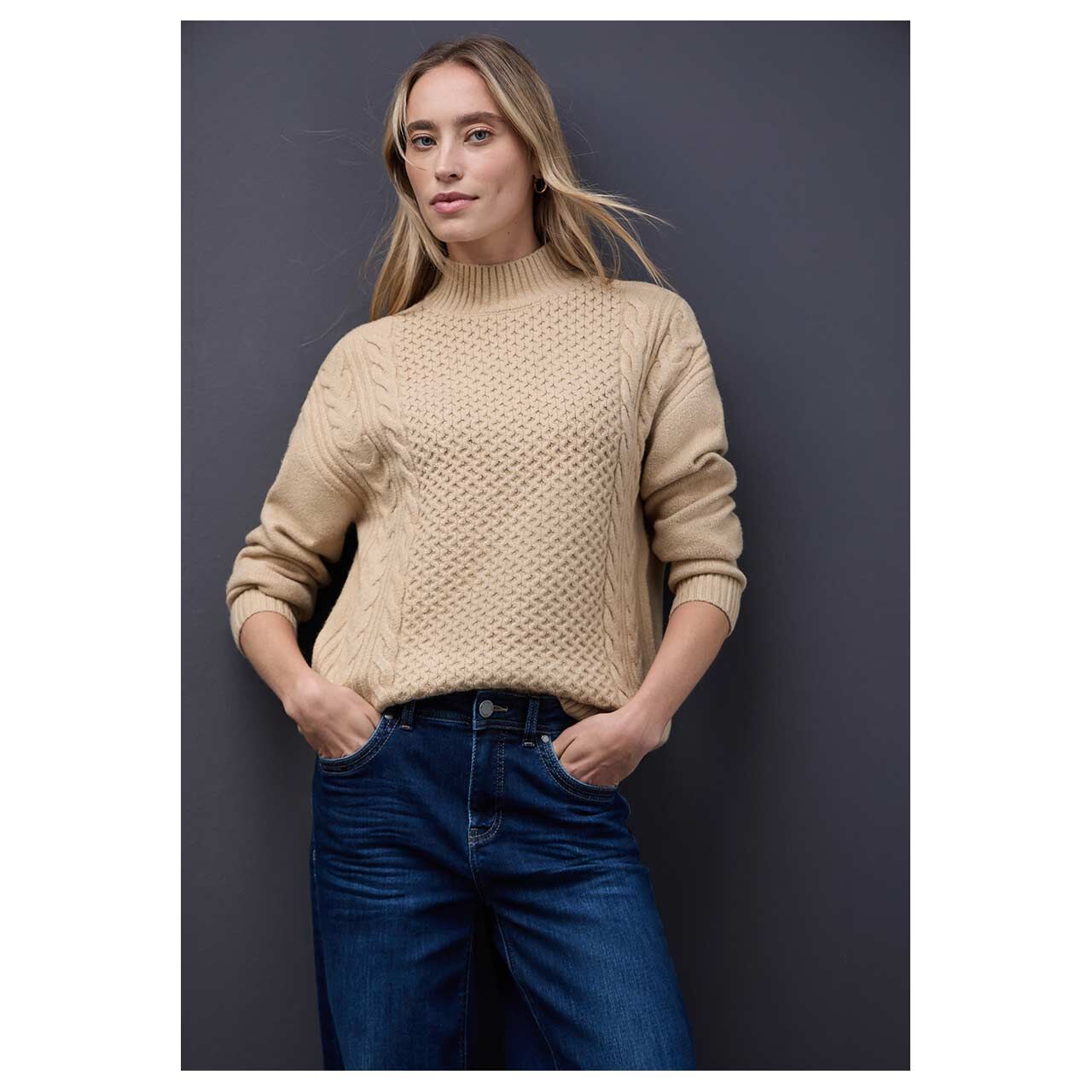 Damen Pullover Turtle Neck Cable von Street One in Beige, detaillierte Vorderansicht am Model