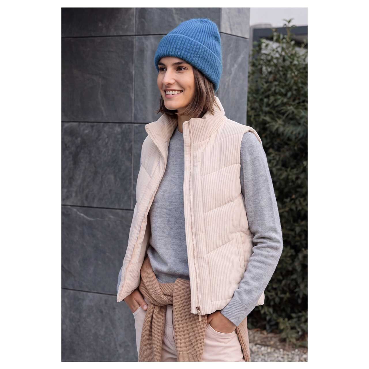Damen Mütze Solid Knit Cap von Cecil in Hellblau meliert, seitliche Vorderansicht am Model