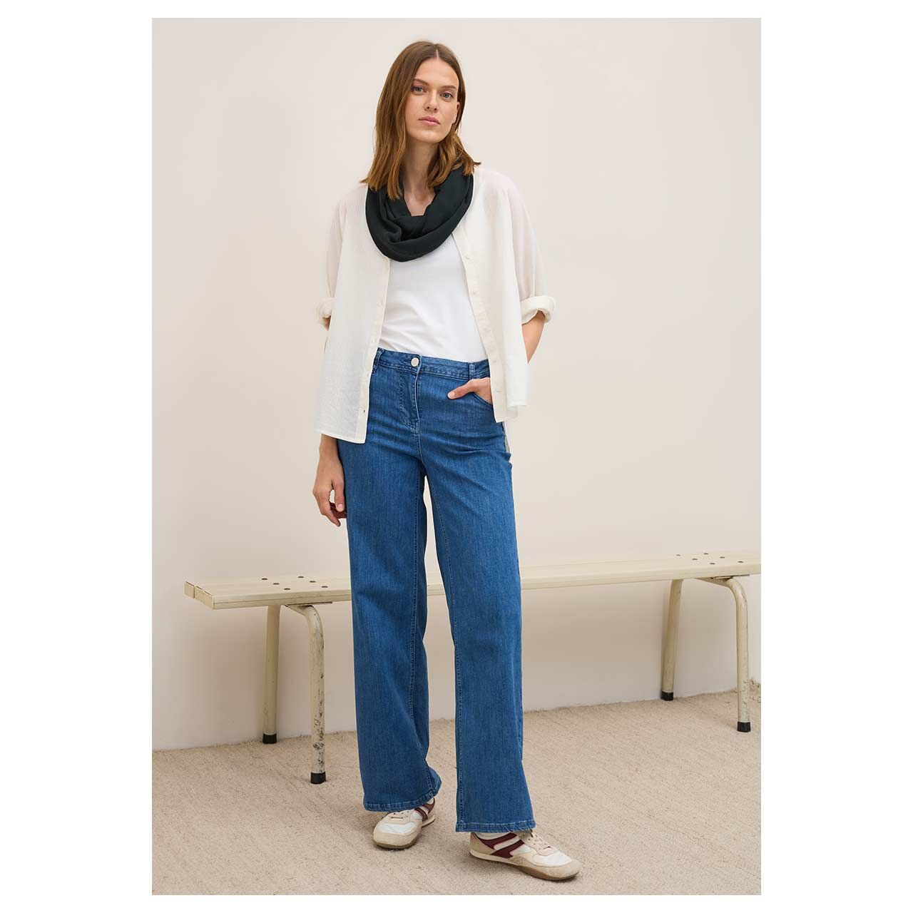 Damen Tuch Solid Loop von Cecil in Dunkelgrün, Ganzkörperansicht am Model