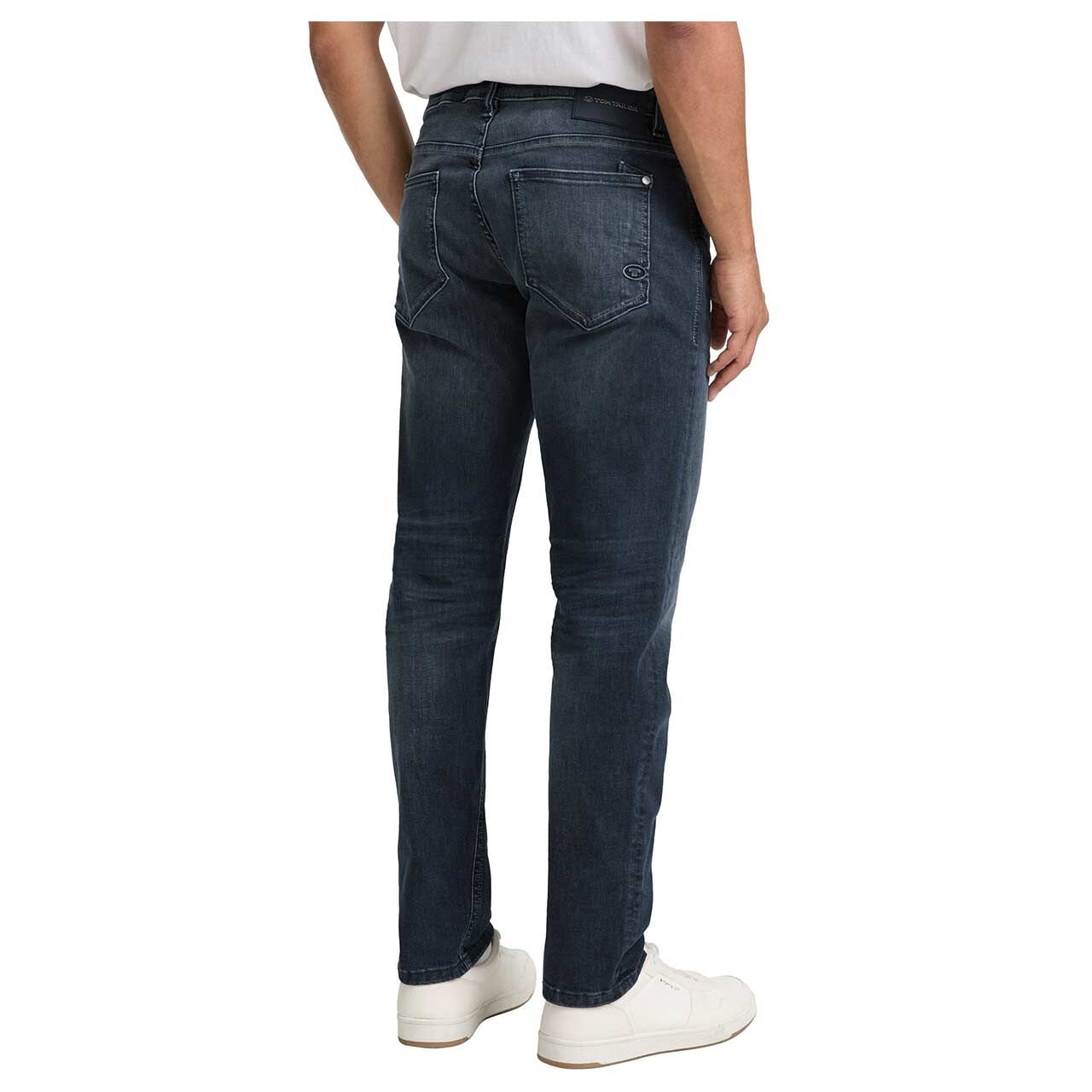 Herrenjeans Curt von Tom Tailor in Dunkelblau angewaschen, Rückansicht am Model