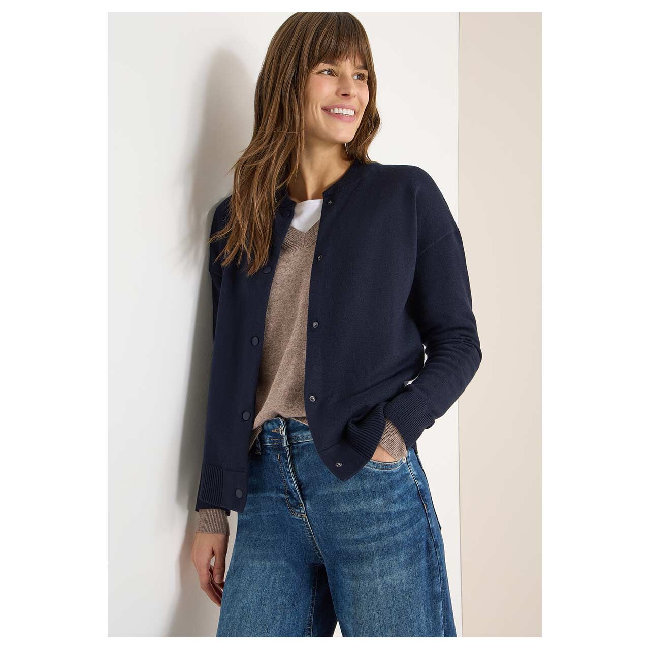 Damen Strickjacke Cosy College Cardigan von Cecil in Dunkelblau, Vorderansicht am Model