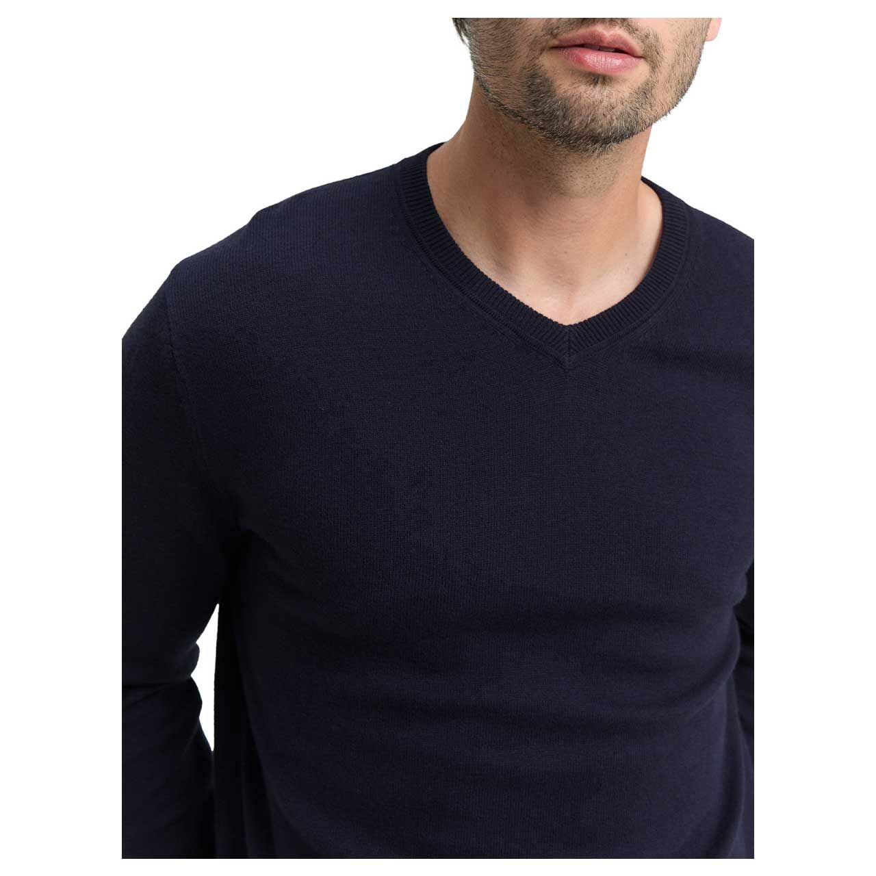 Herren Pullover Cashmere V-Neck Knit von Tom Tailor in Dunkelblau meliert, Detailansicht am Model