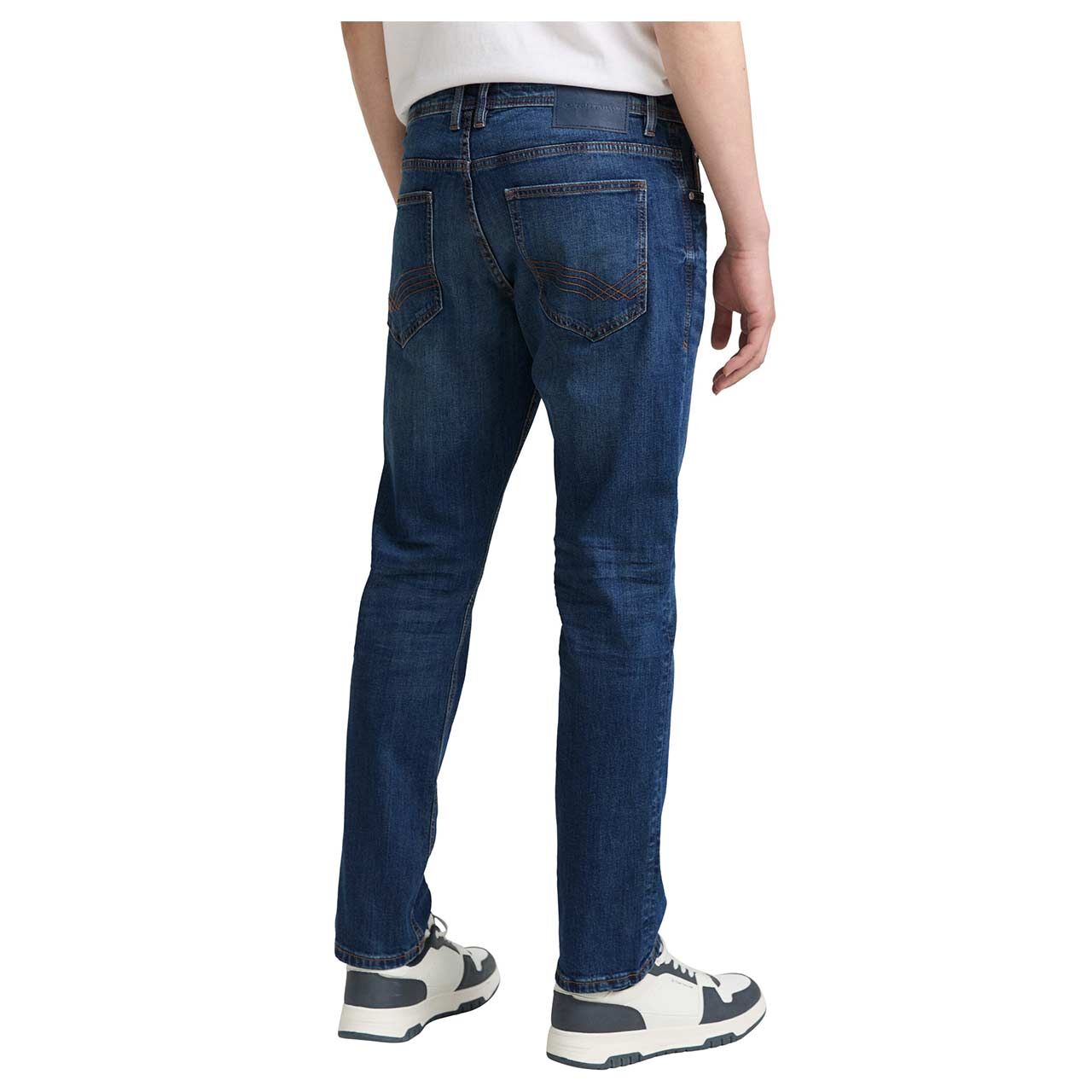 Herrenjeans Josh von Tom Tailor in Blau verwaschen, Rückansicht am Modell