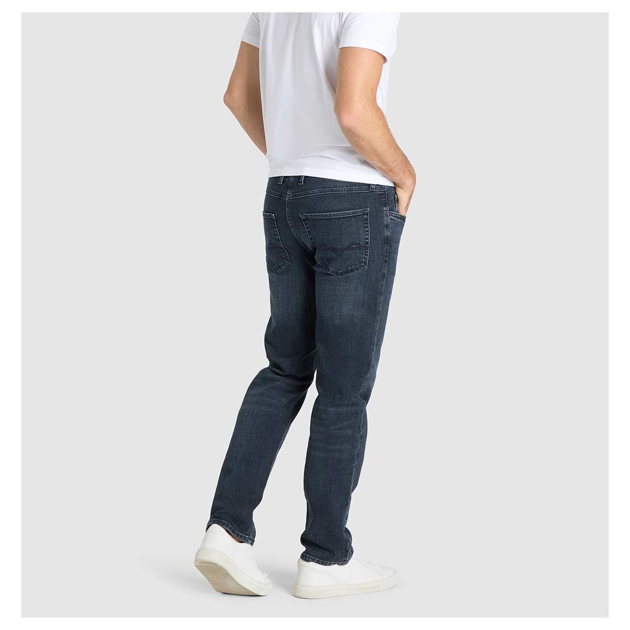 Stretch Herrenjeans Arne von MAC in Dunkelblau angewaschen, Rückansicht am Model