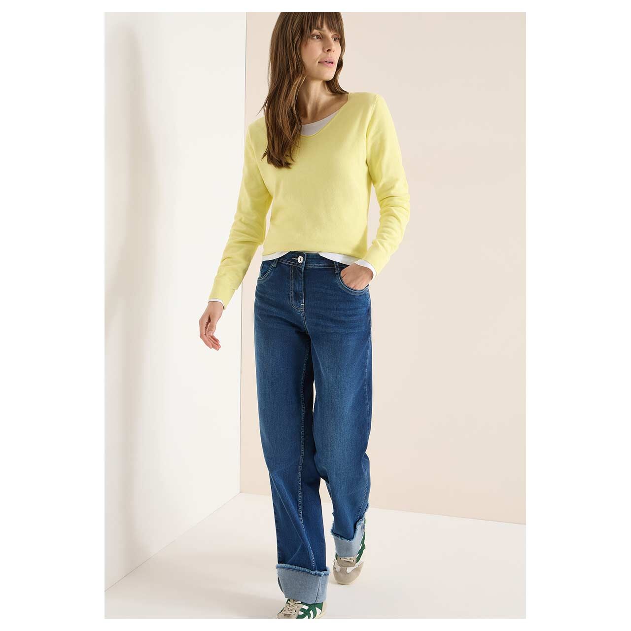 Damen Pullover Basic V-Neck von Cecil in Gelb meliert, Ganzkörperansicht am Model