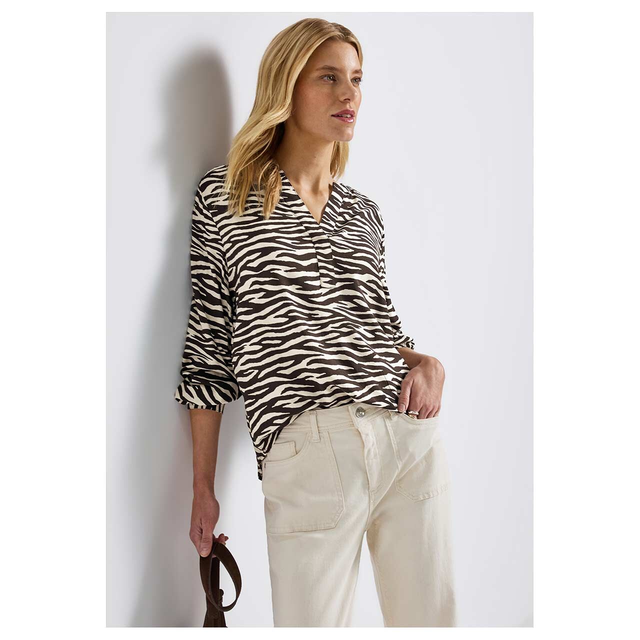 Damen Langarm Bluse Splitneck Tunic von Street One in Dunkelbraun mit Print, Vorderansicht am Model