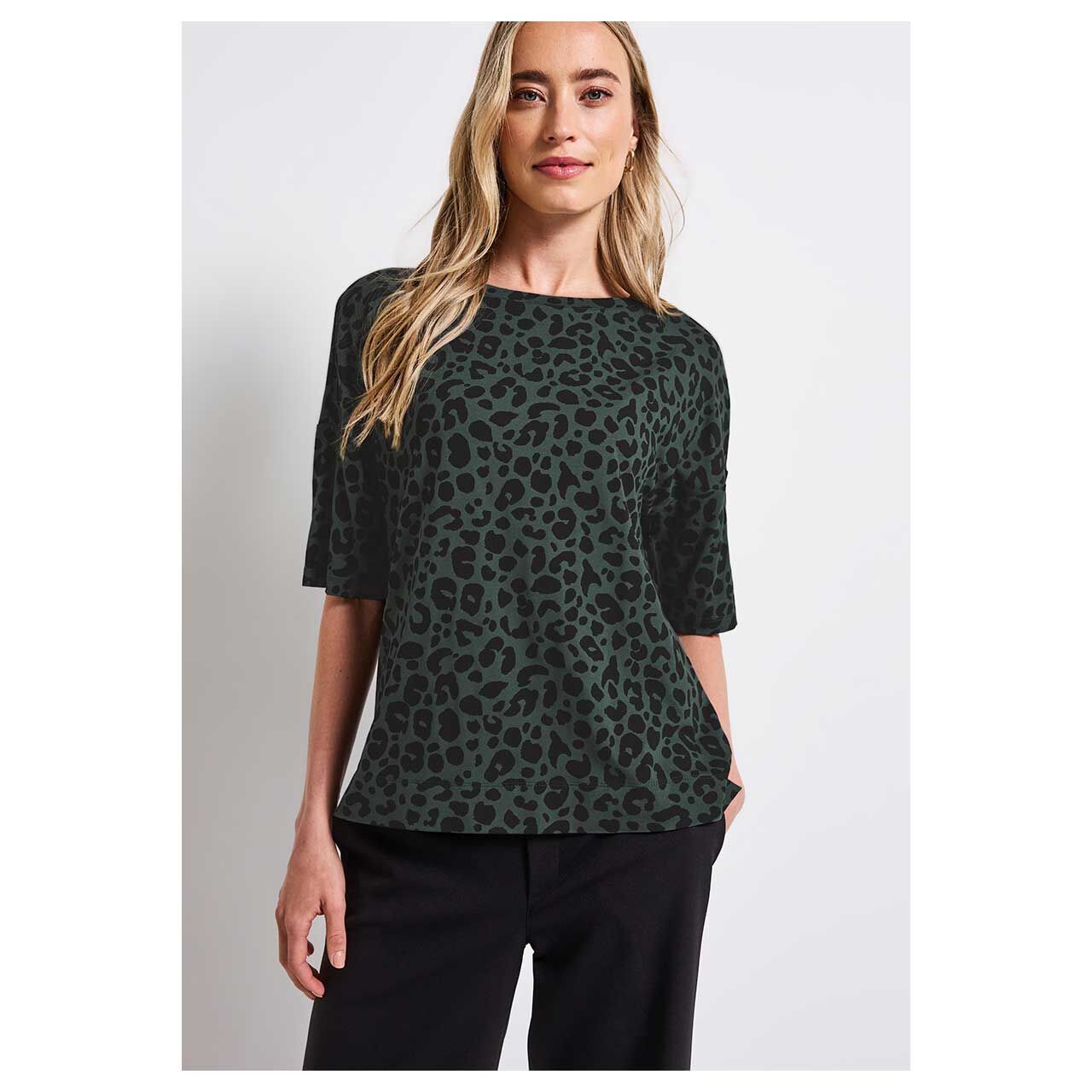 Damen T-Shirt Crista von Street One in Dunkelgrün mit Leo-Print, Nahansicht am Modell