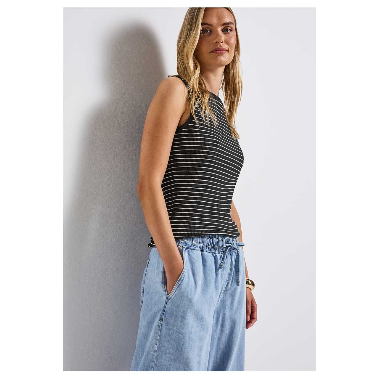 Damen Top Rib von Street One in Dunkelgrün gestreift, Nahansicht Outfit am Modell