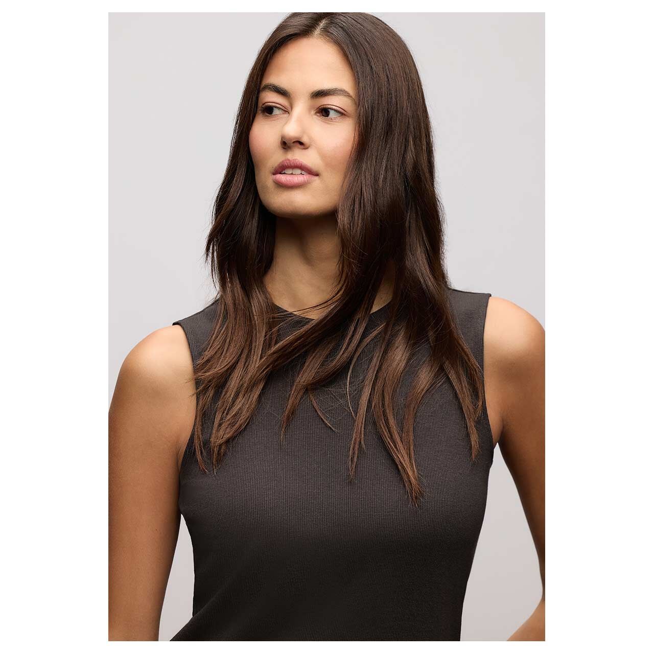 Damen Top Basic Rib von Street One in Dunkelbraun, Ganzkörperansicht am Model