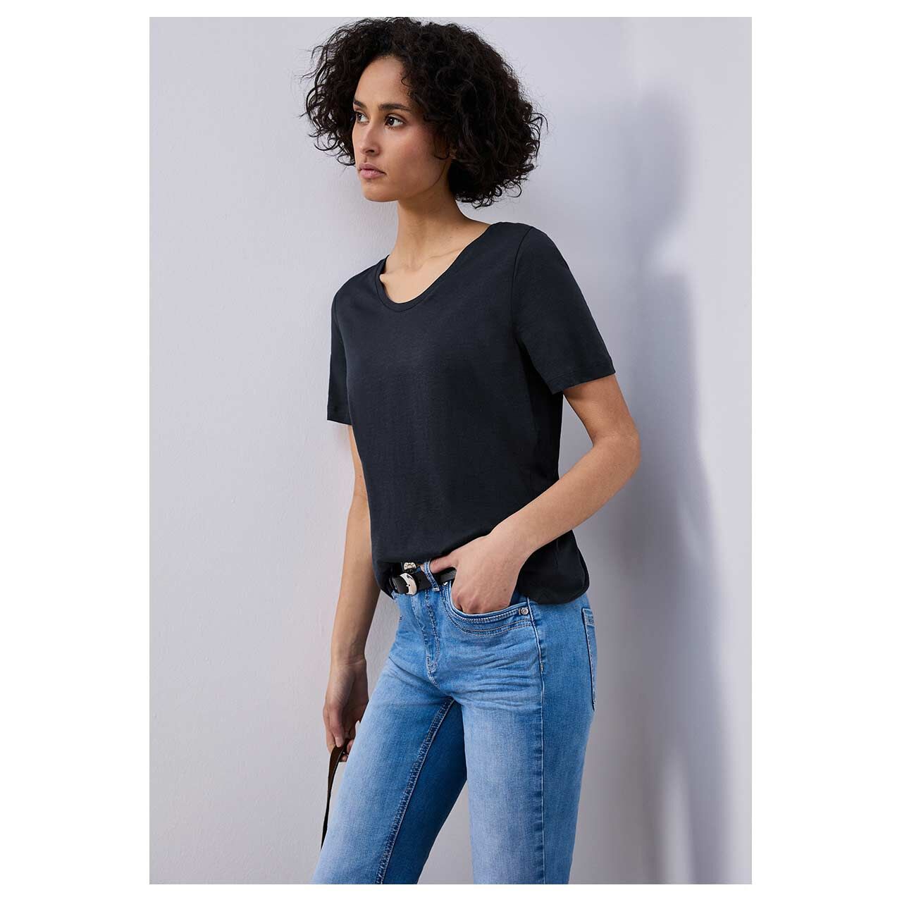 Damen T-Shirt Gerda von Street One in Dunkelblau, seitliche Vorderansicht am Model