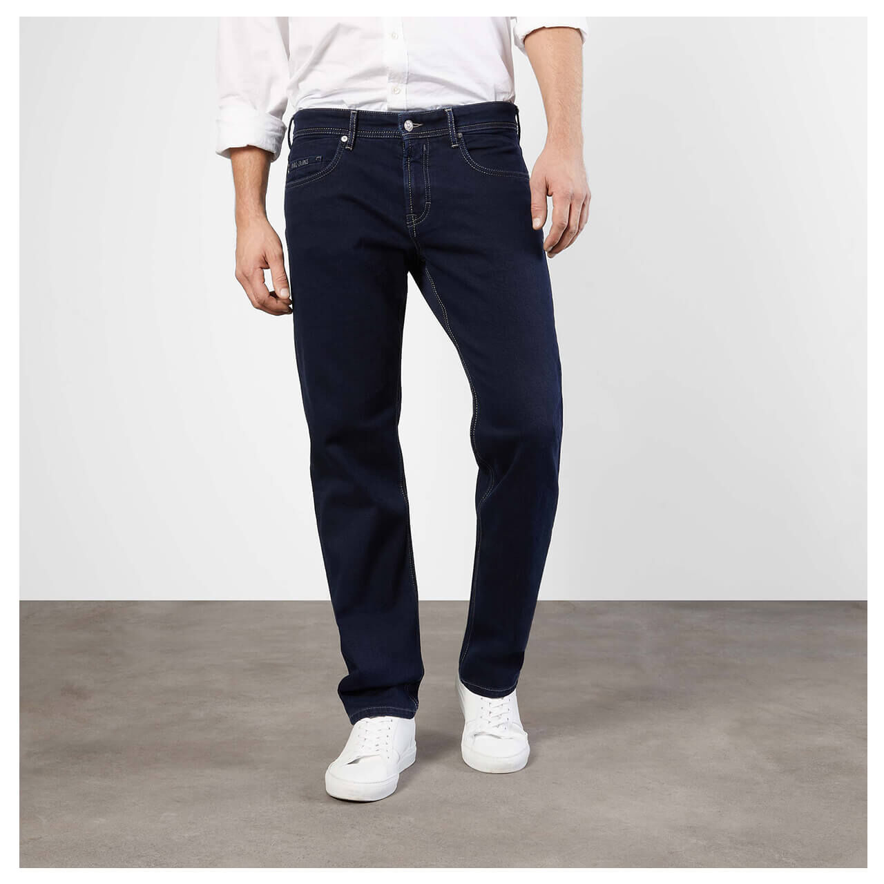 mac-ben-jeans-deep-navy-blue-modelvorn Stretch Herrenjeans Ben von MAC in Dunkelblau, Vorderansicht