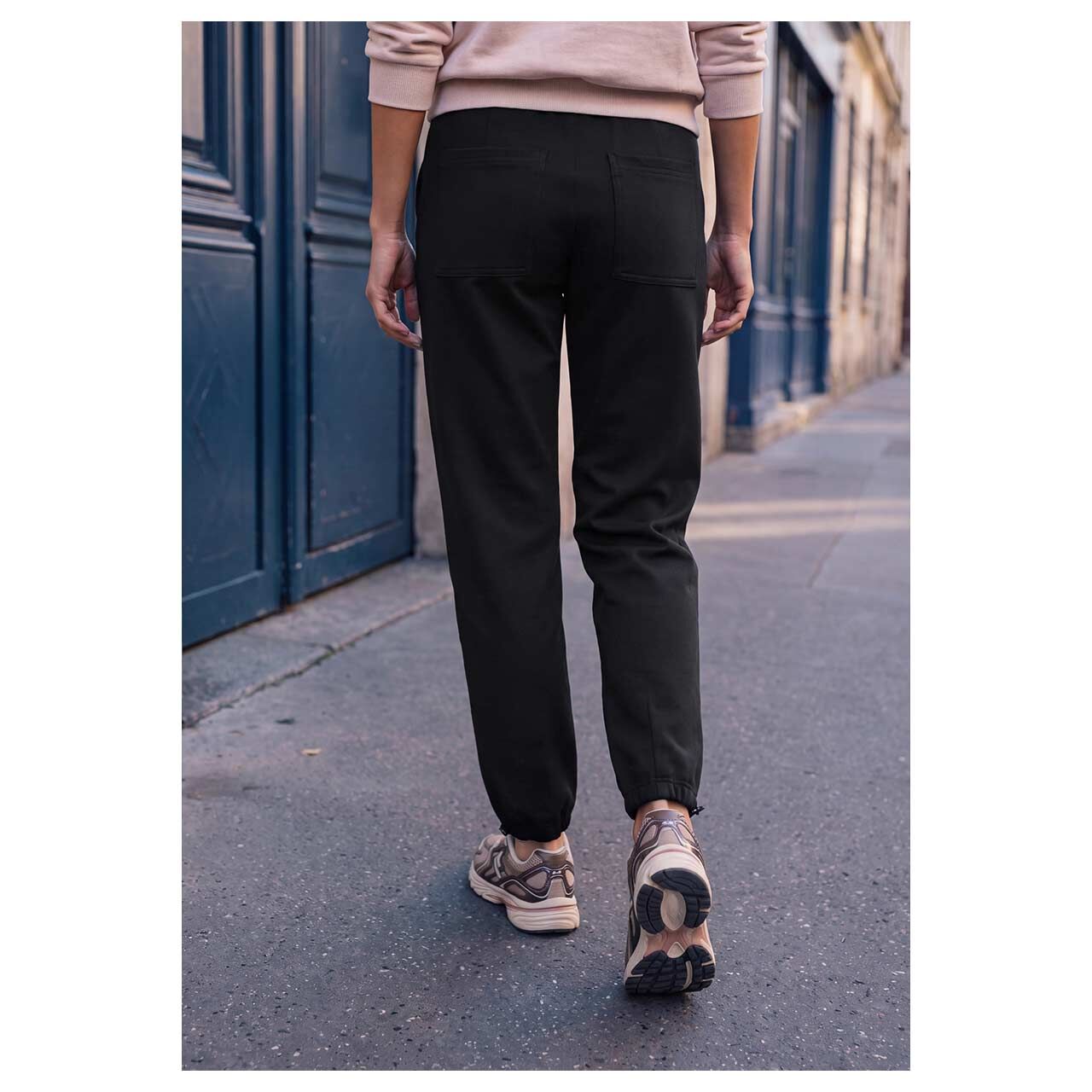 Damen Ankle Hose Cleo von Street One Studio in Schwarz, Rückansicht am Model