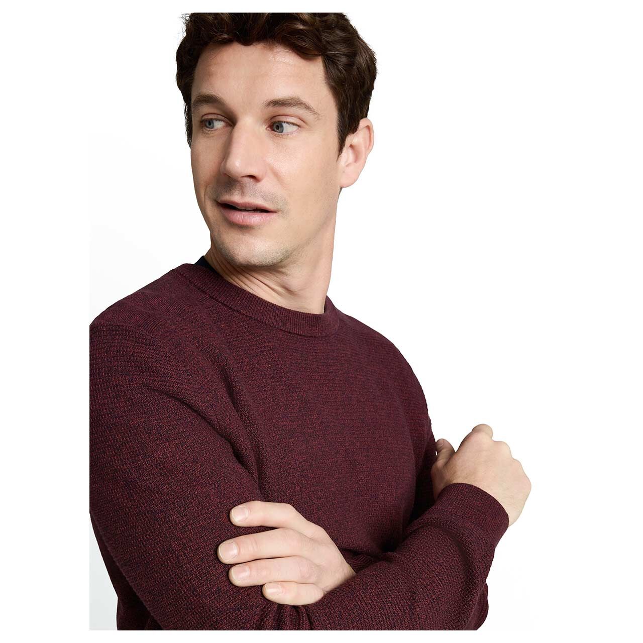 Herren Pullover Structured Crew Neck Knit von Tom Tailor in Dunkelrot meliert, detaillierte Vorderansicht am Model