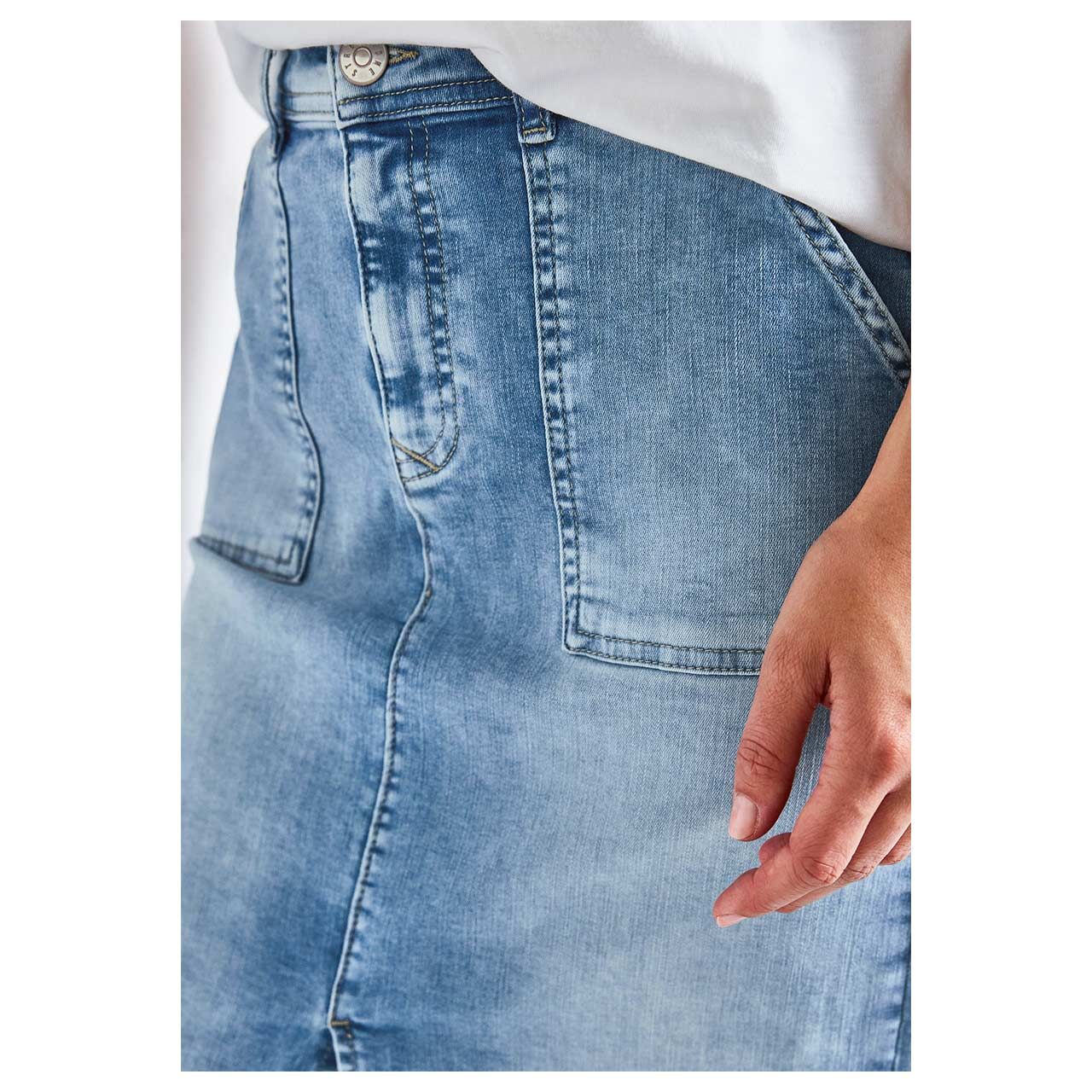Damen Jeansrock von Street One in Hellblau verwaschen, Detailansicht am Modell