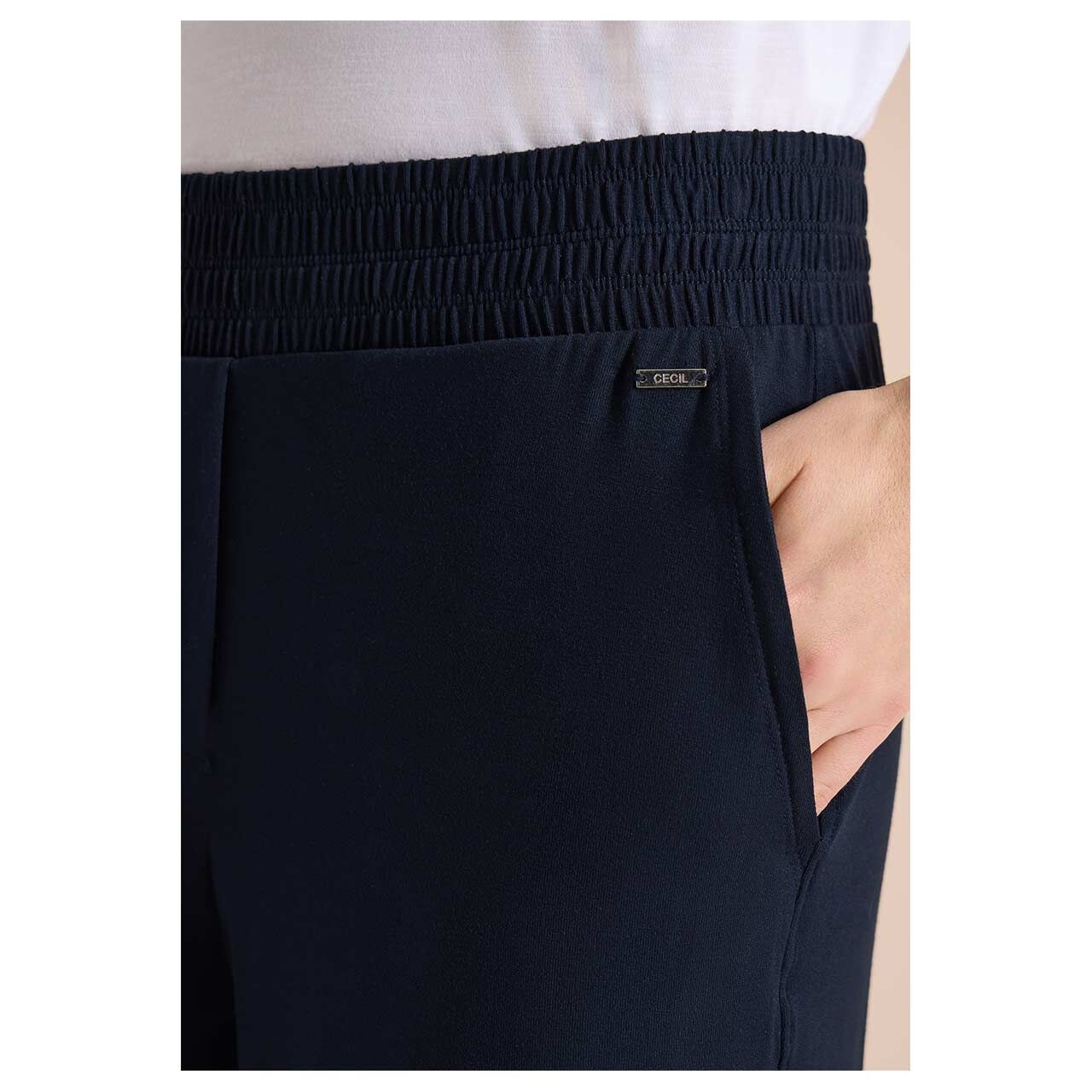 Damen 3/4 Hose Neele Basic Jersey von Cecil in Dunkelblau, detaillierte Vorderansicht am Model