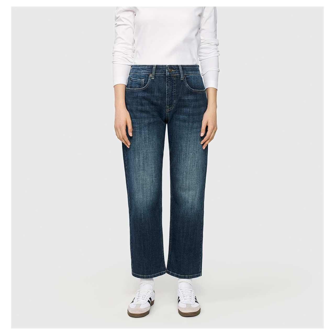 Damen Jeans Gina von MAC in Blau angewaschen, Vorderansicht am Model