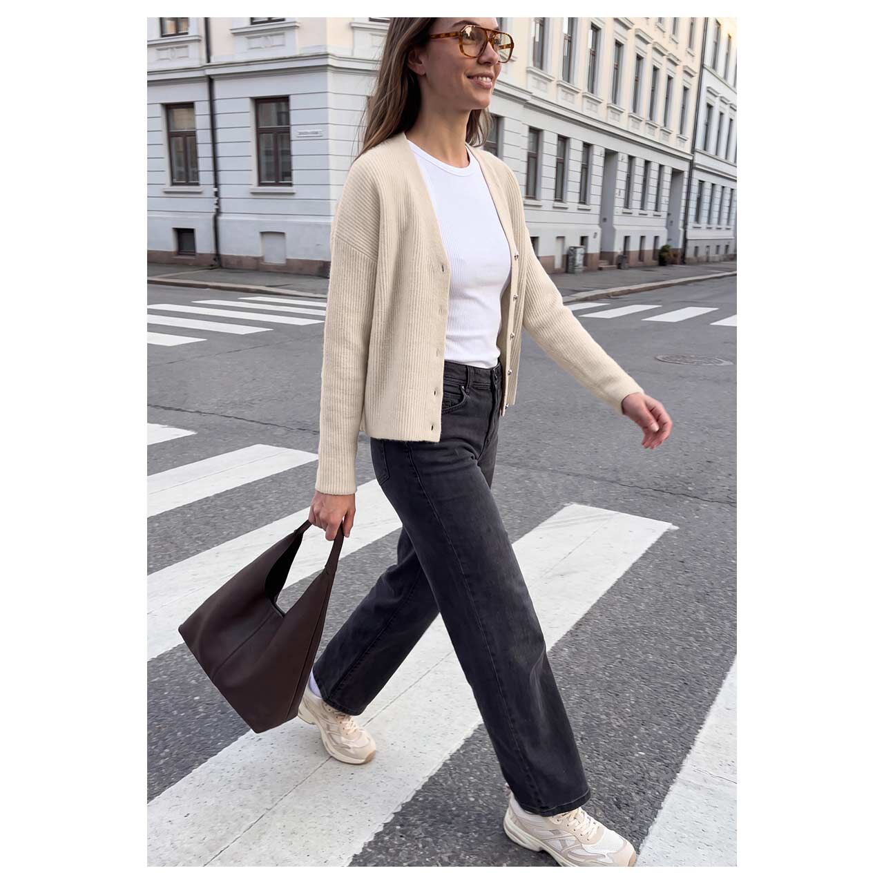 Damen Strickjacke V-Neck Cardigan von Street One Studio in Beige meliert, Ganzkörperansicht am Model