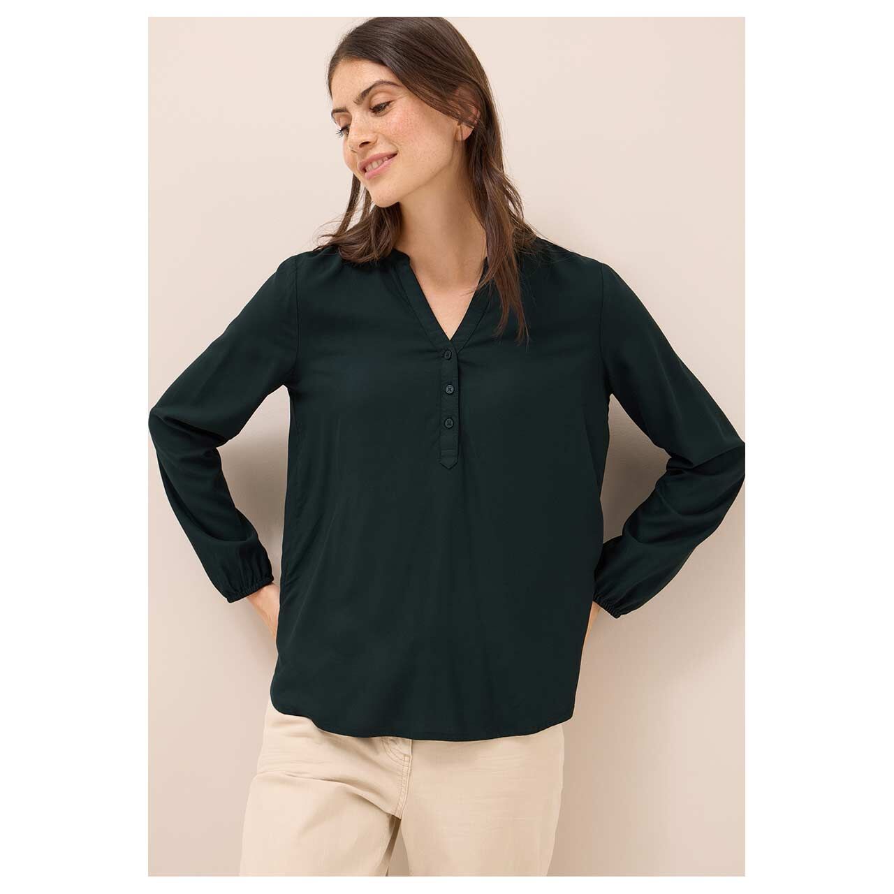 Damen Langarm Bluse Solid von Cecil in Dunkelgrün, Vorderansicht am Model