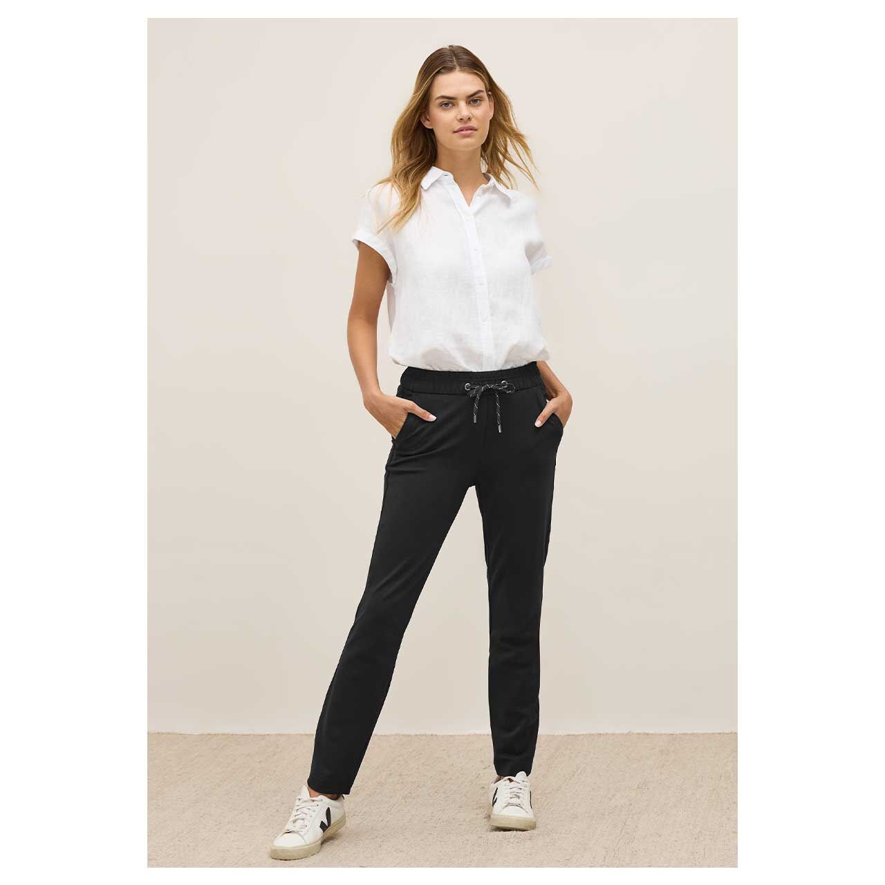 Stretch Damenhose Jogpants Tracey von Cecil in Schwarz, Vorderansicht am Model in der Totalen