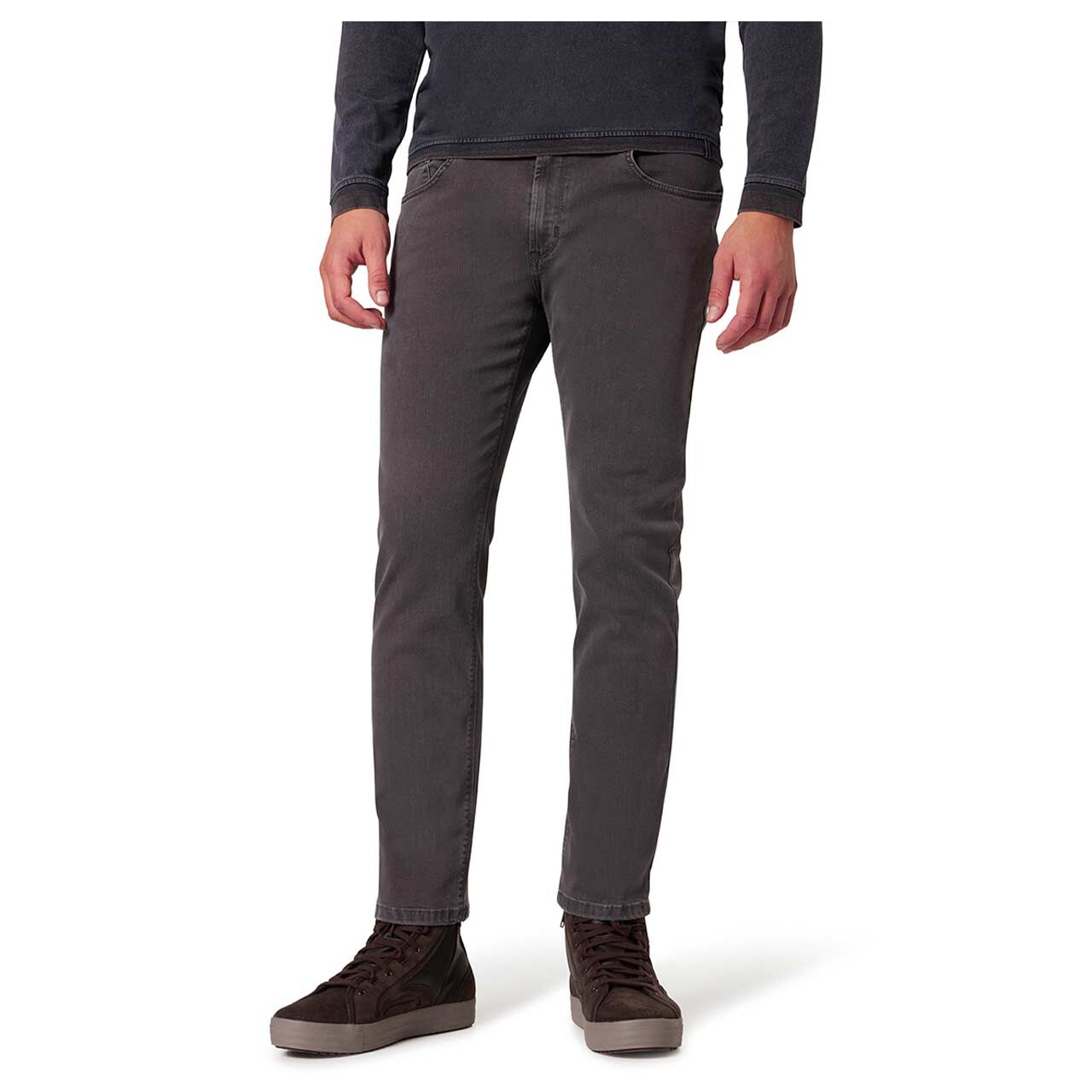 Herrenjeans Rando Megaflex von Pioneer in Dunkelgrau angewaschen, Vorderansicht am Model