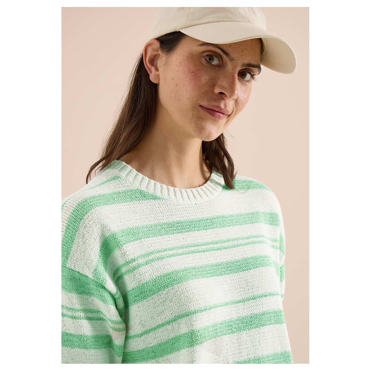 Damen Kurzarm Pullover Striped Tapeyarn von Cecil in Grün gestreift, Detailansicht Model