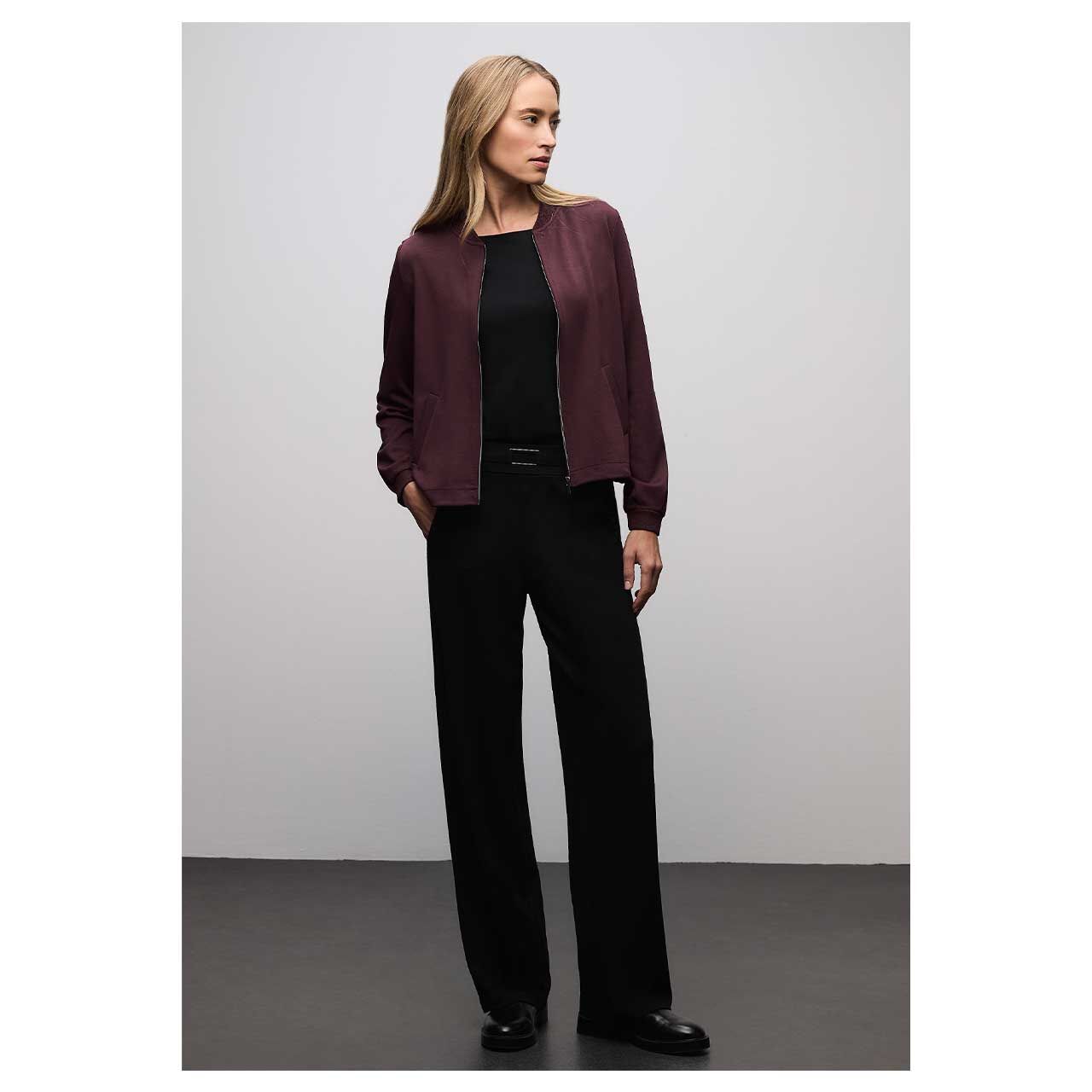 Damen Shirtjacke Shiny Interlock Jacket von Street One in Lila, Ganzkörperansicht am Model