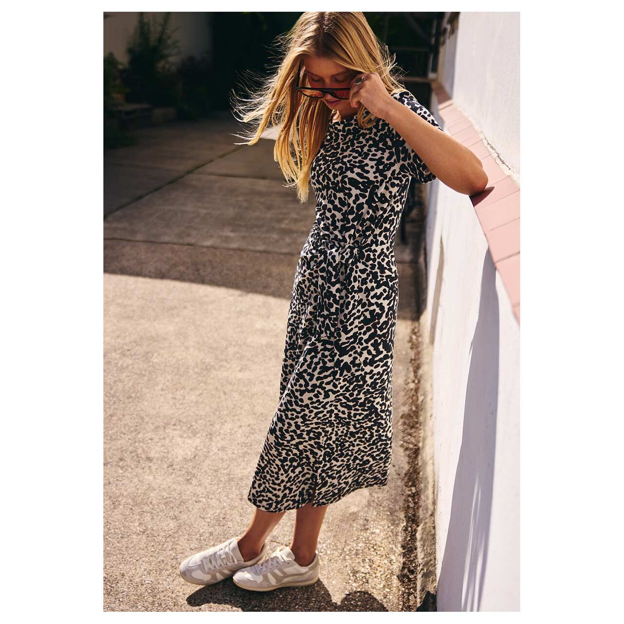 Damen Kurzarm Kleid Knot Jersey Dress von Street One Studio in Schwarz mit Print, Seitenansicht am Model
