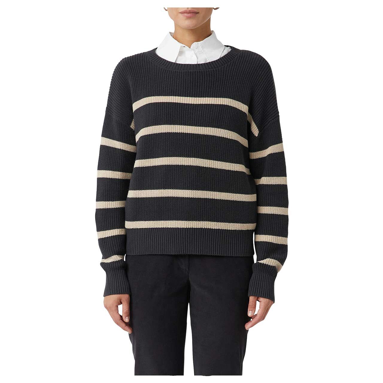 Weitaufnahme Model, Vorderansicht des Damen Pullovers von Comma in Dunkelgrau gestreift